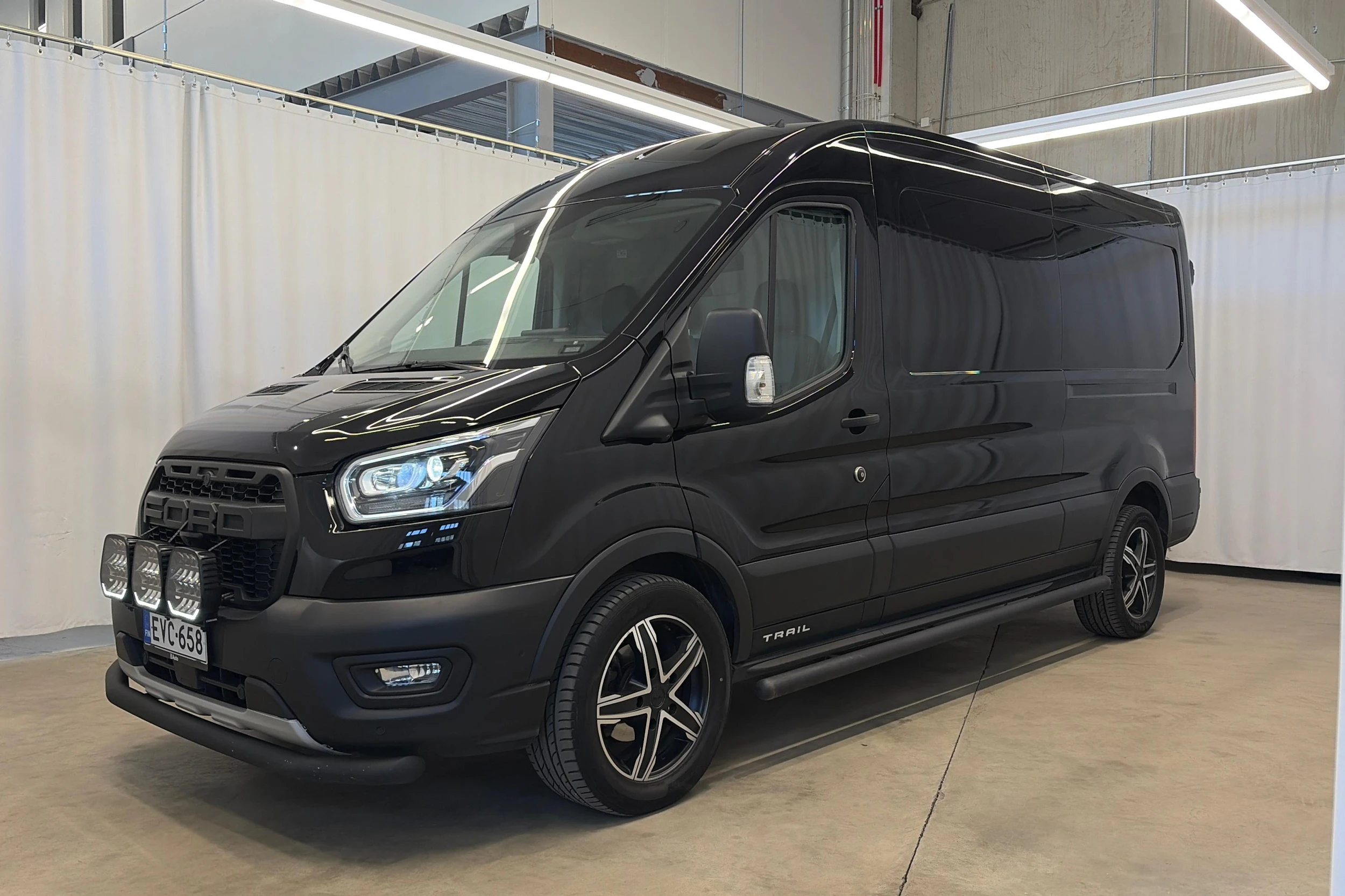 musta Ford Transit 2023 kuva 6.