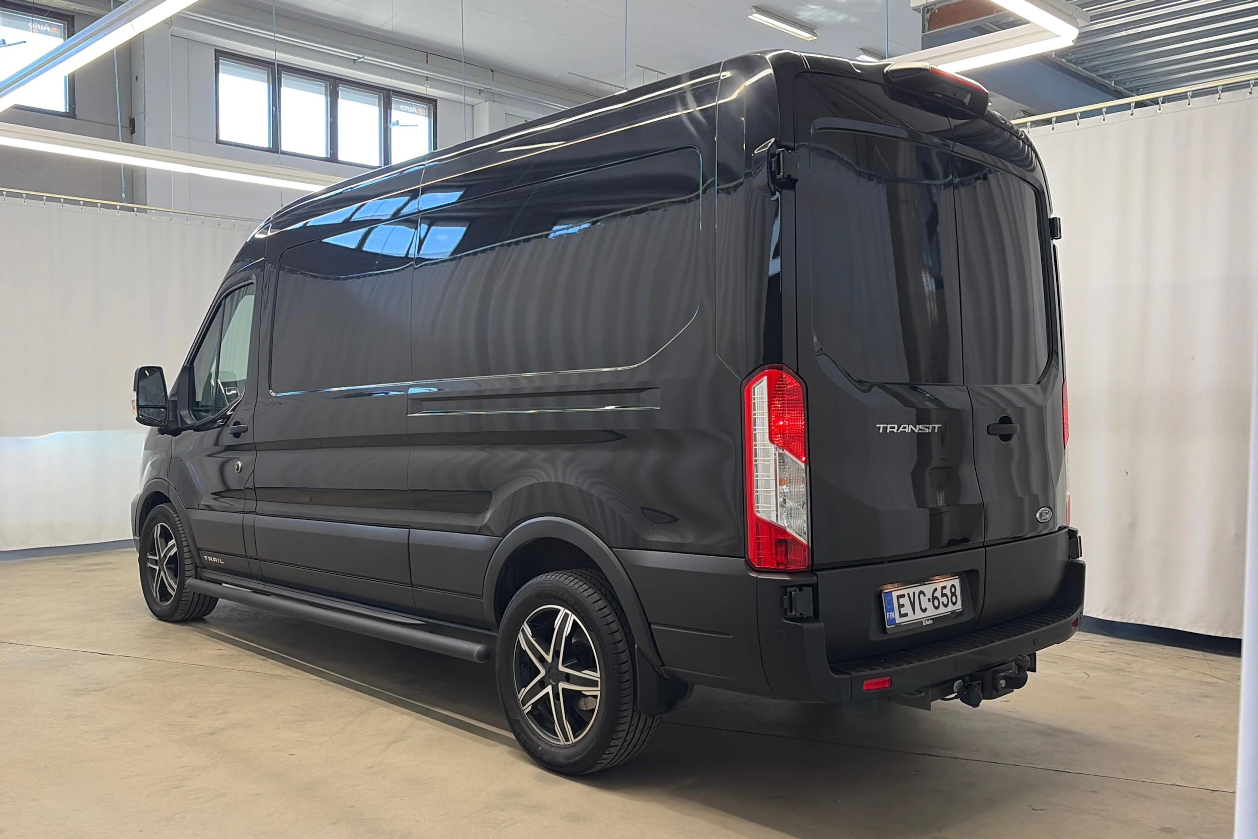 musta Ford Transit 2023 kuva 7.