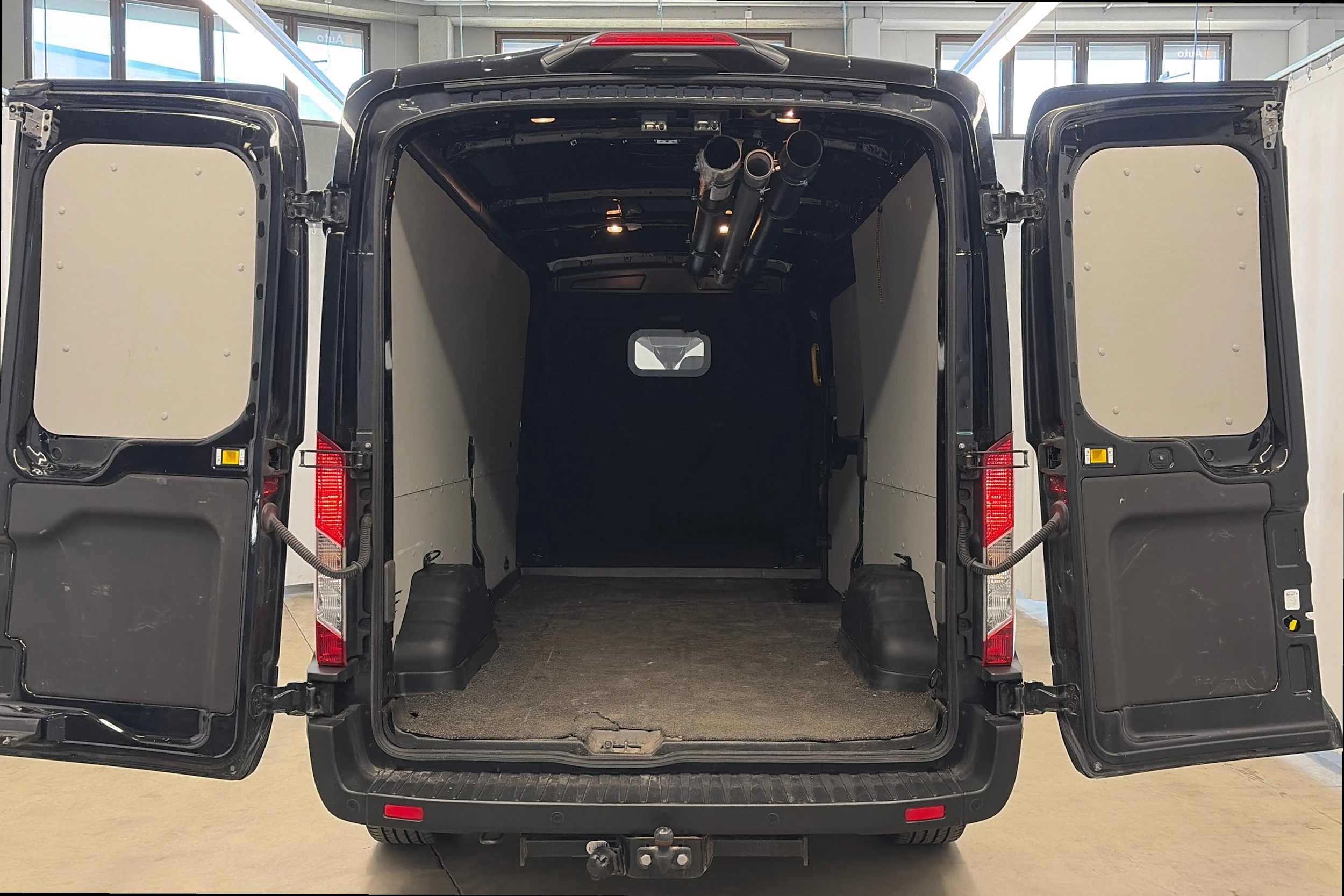musta Ford Transit 2023 kuva 8.
