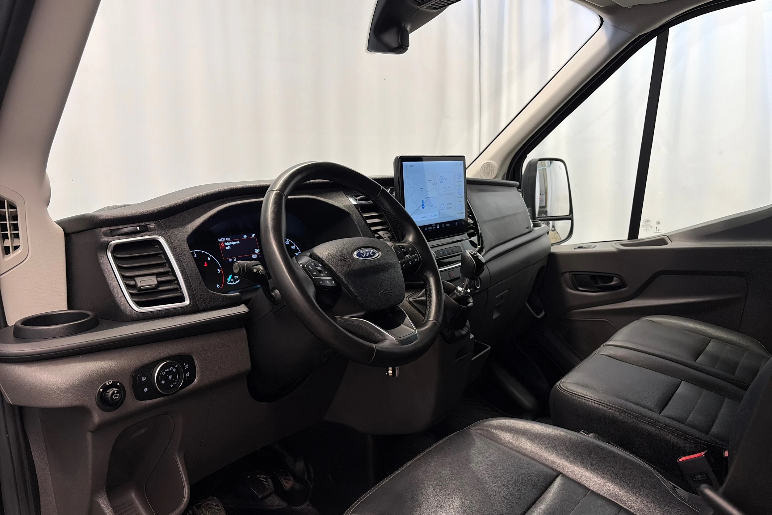 musta Ford Transit 2023 kuva 14.