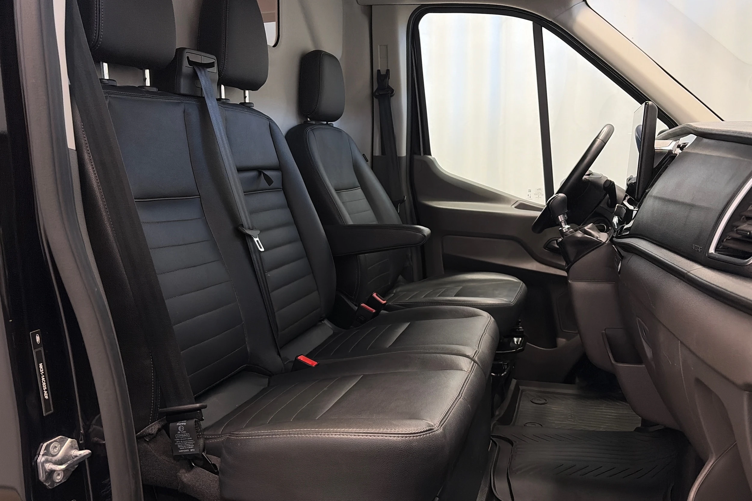 musta Ford Transit 2023 kuva 16.