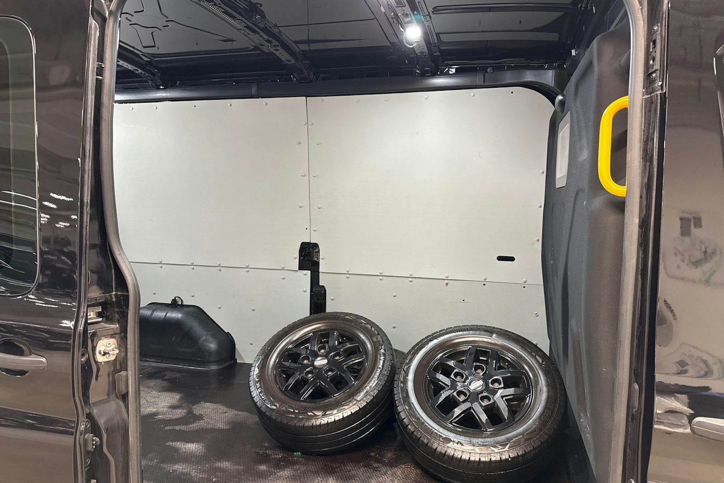 Musta Ford TRANSIT 2023 kuva 13.