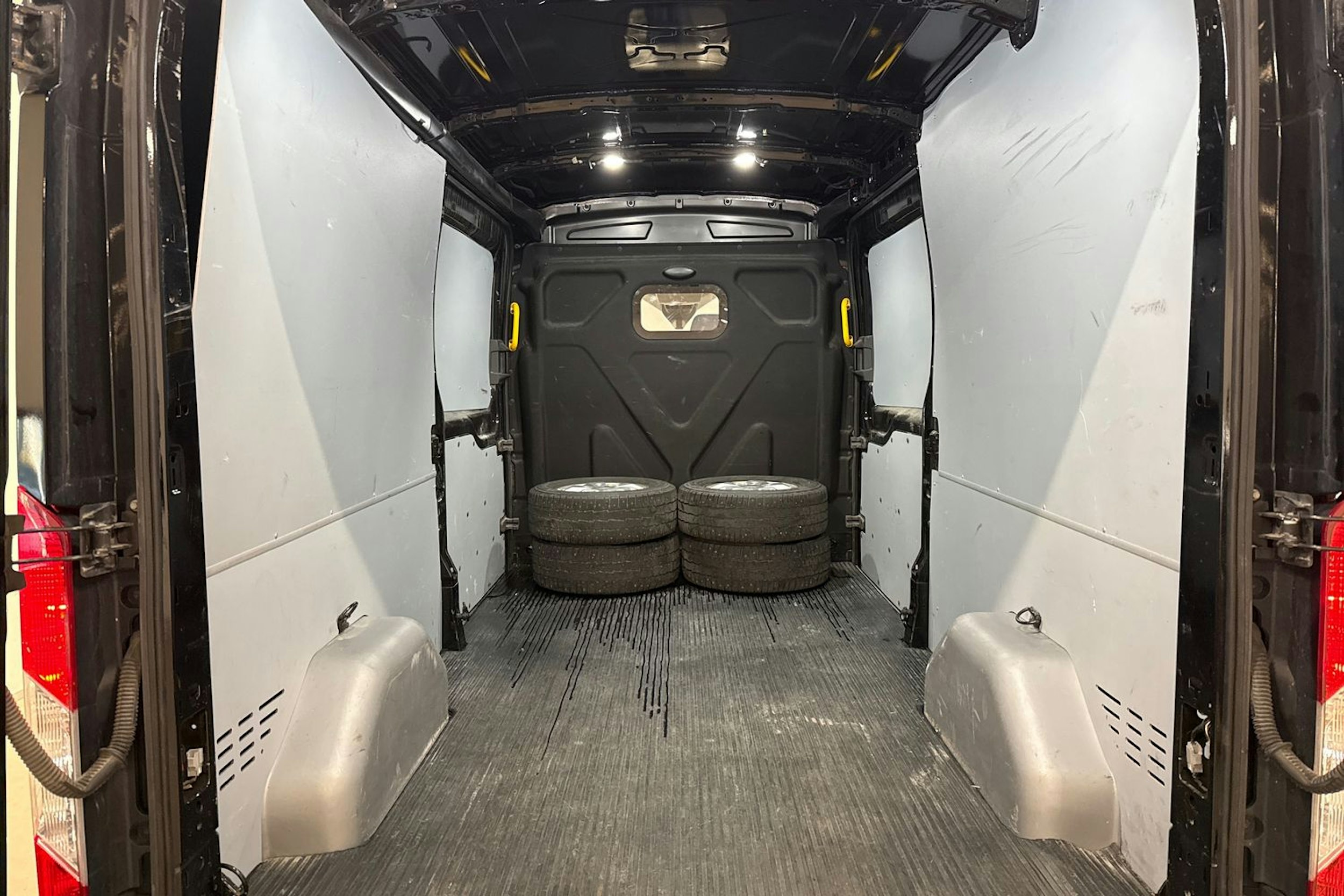 musta Ford Transit 2023 kuva 15.