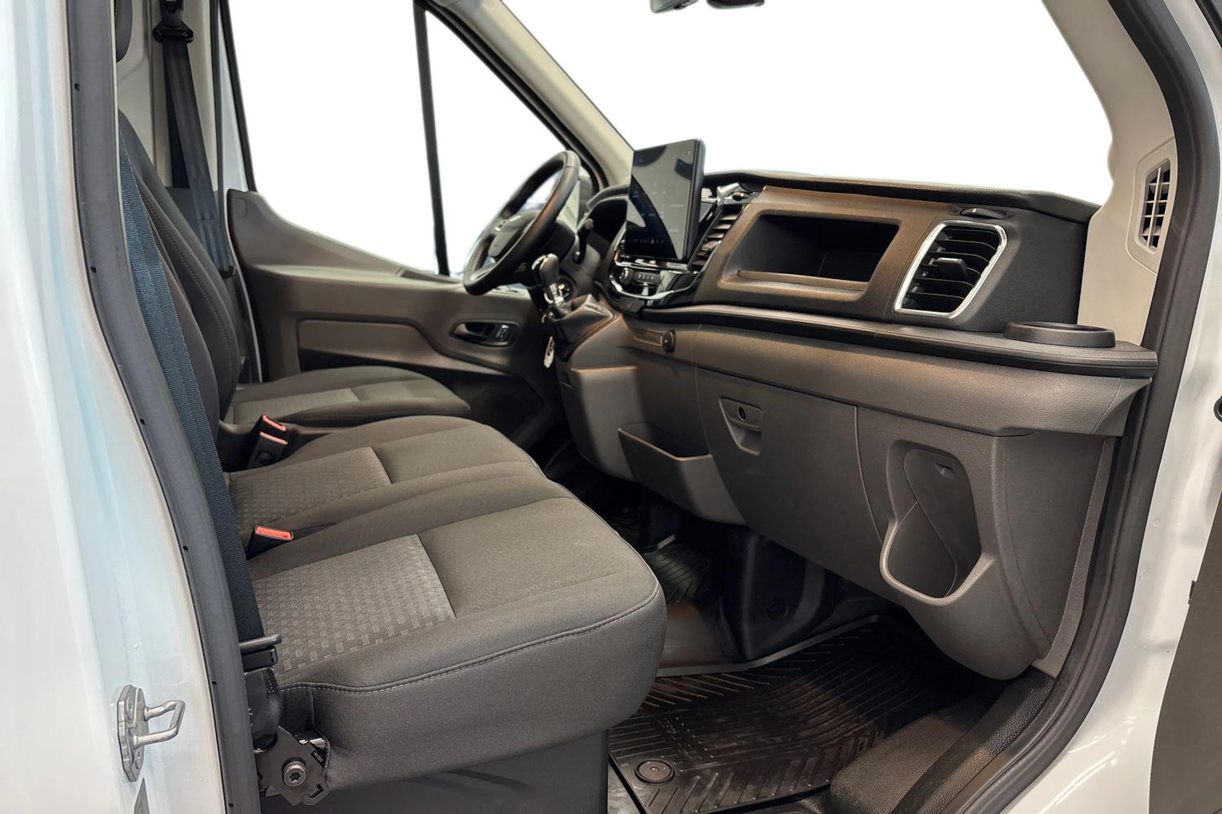 valkoinen Ford Transit 2026 kuva 8.