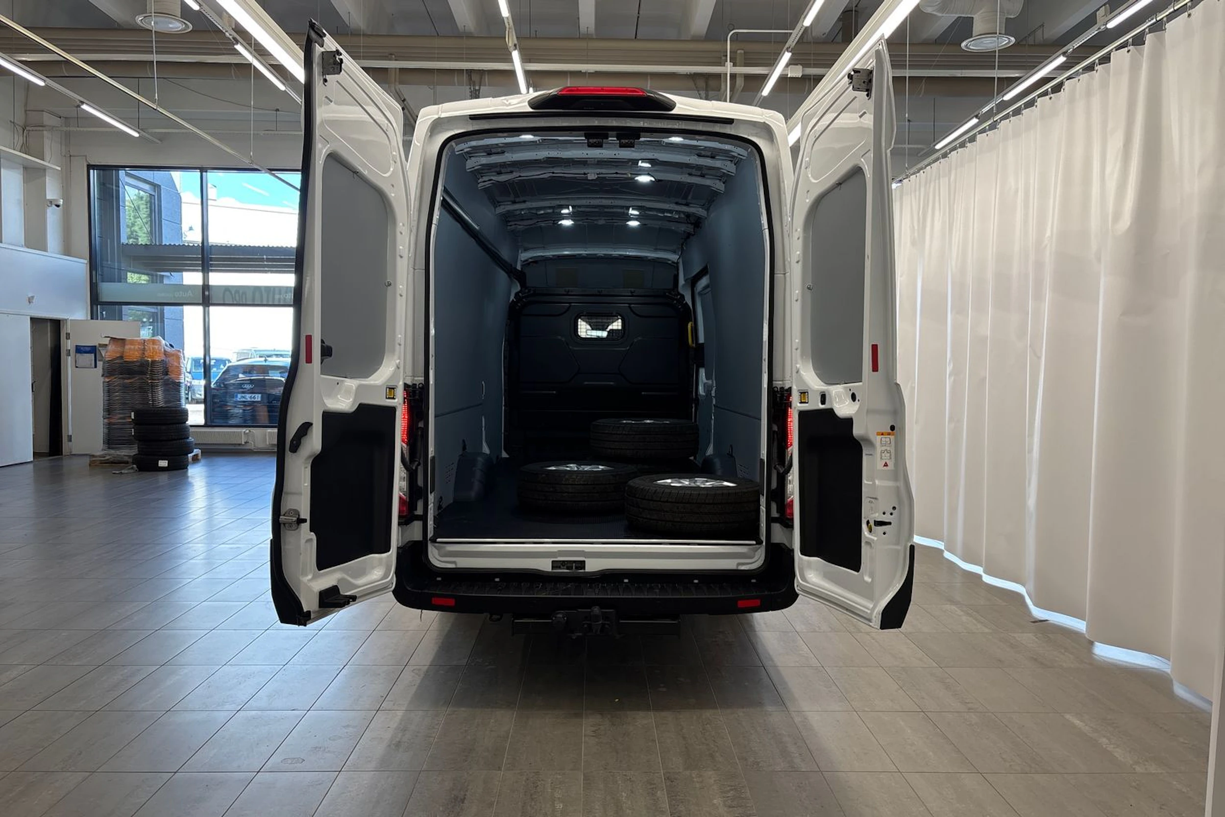 valkoinen Ford Transit 2026 kuva 10.