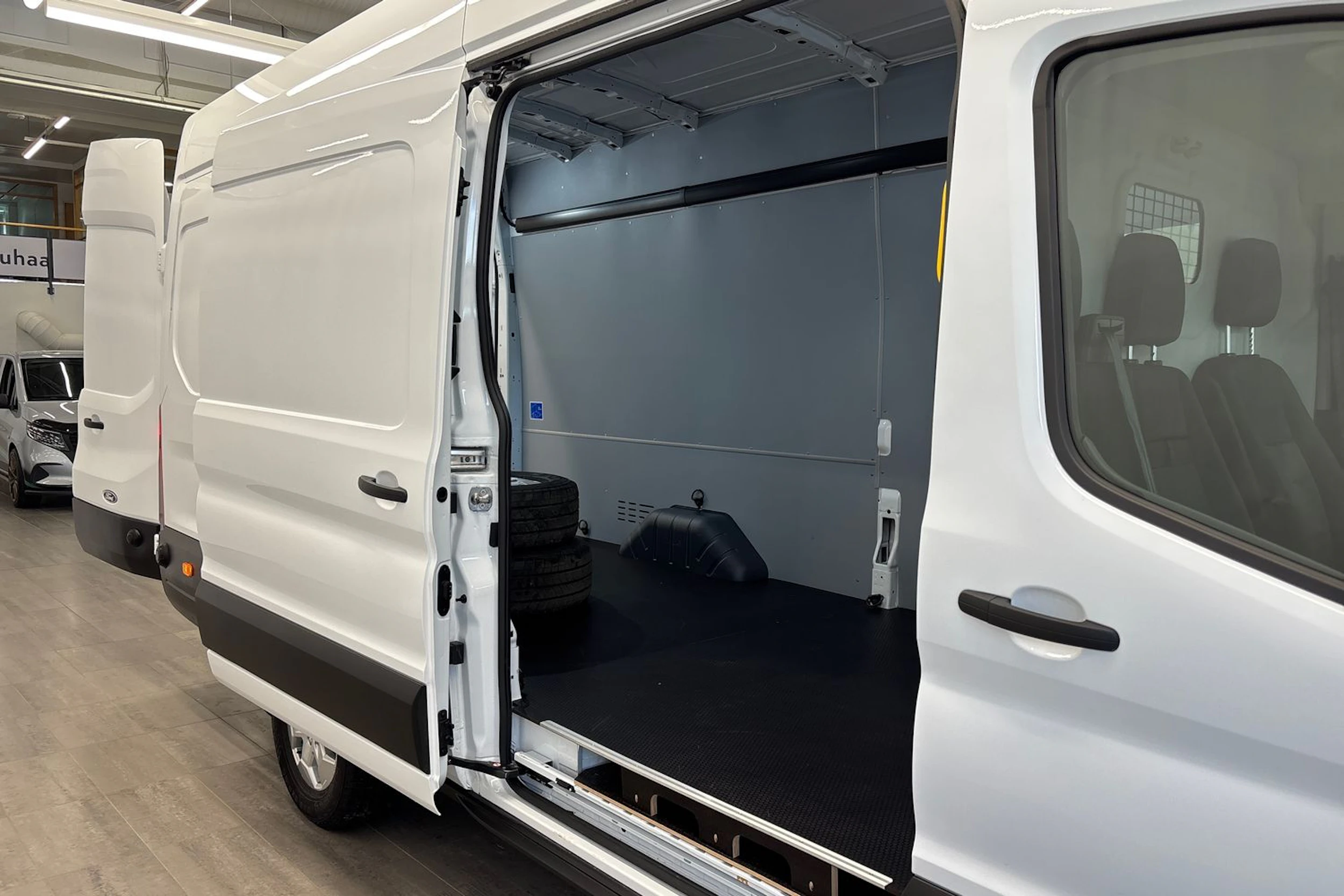 valkoinen Ford Transit 2026 kuva 11.