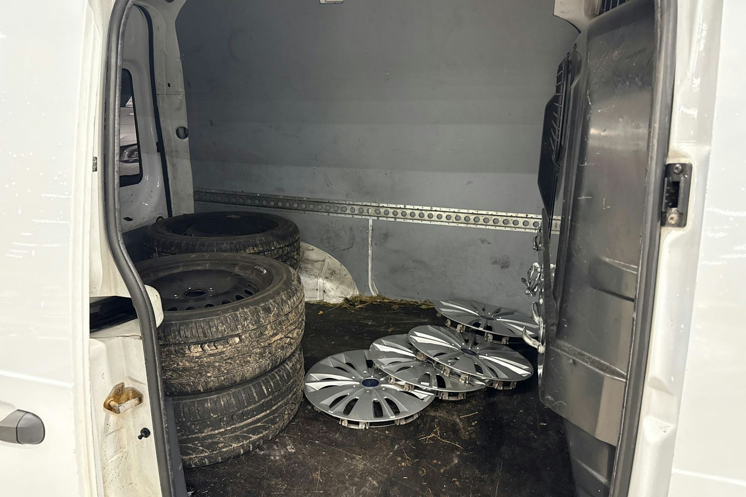 valkoinen Ford Transit Connect 2011 kuva 13.