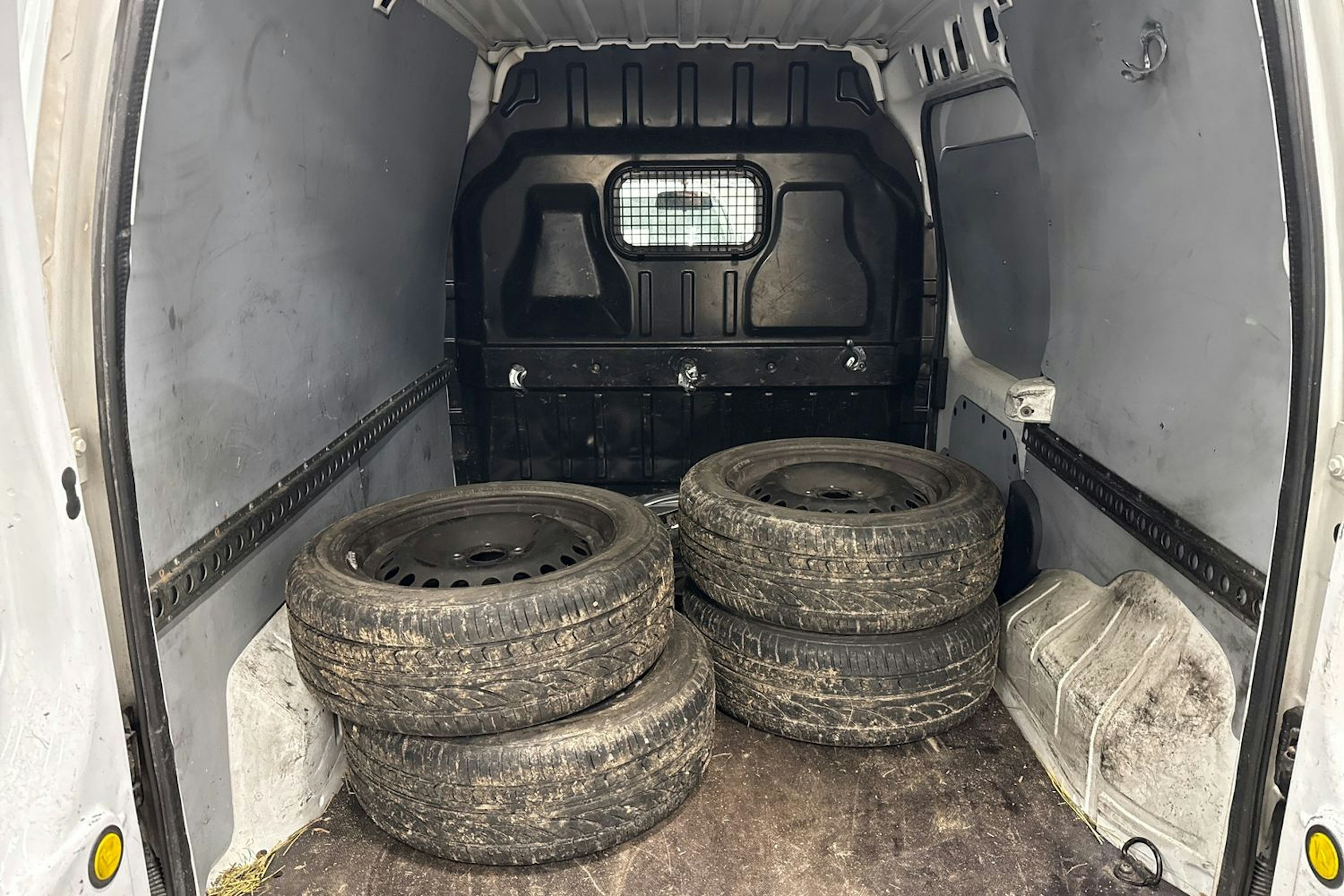 valkoinen Ford Transit Connect 2011 kuva 15.