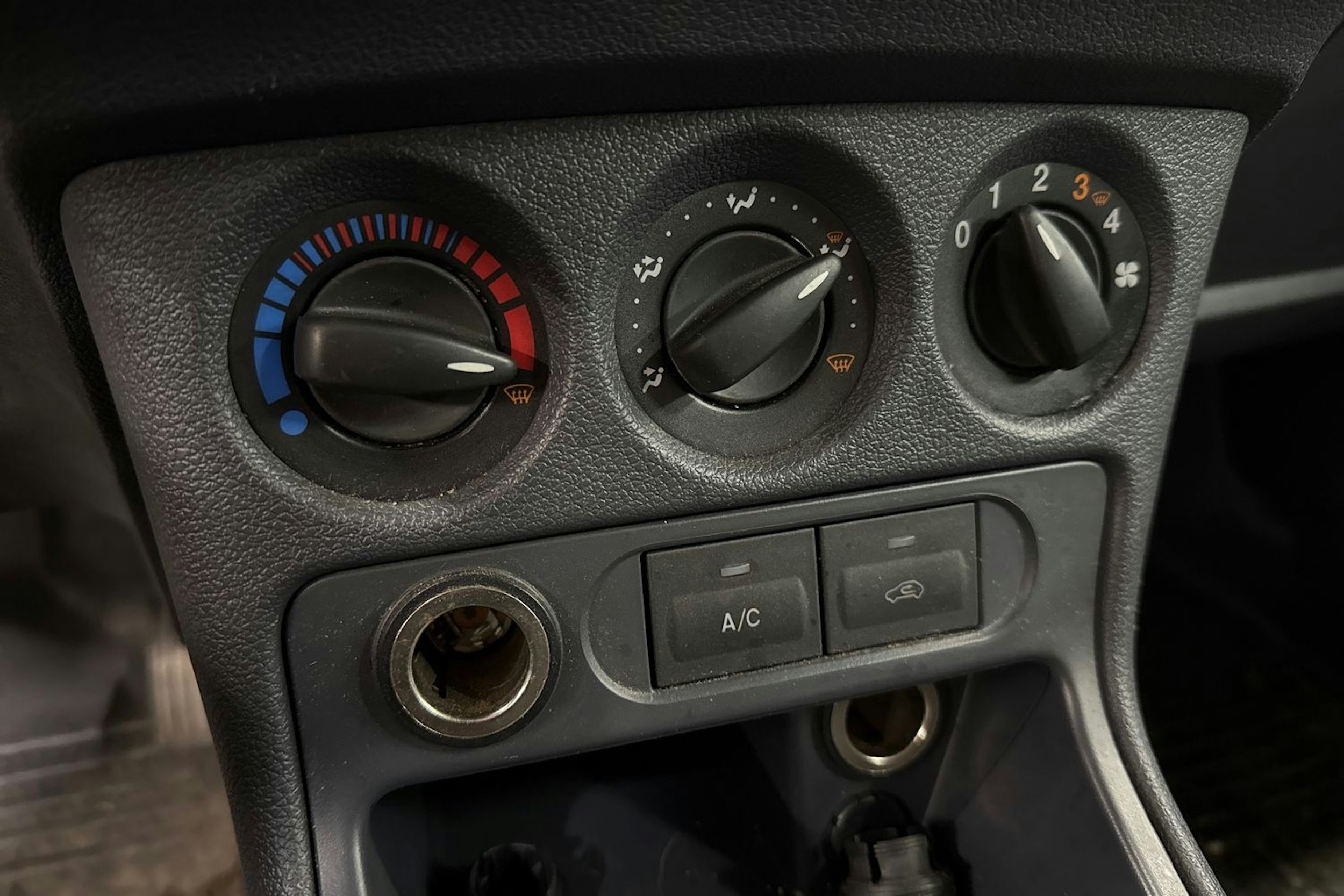 valkoinen Ford Transit Connect 2011 kuva 19.