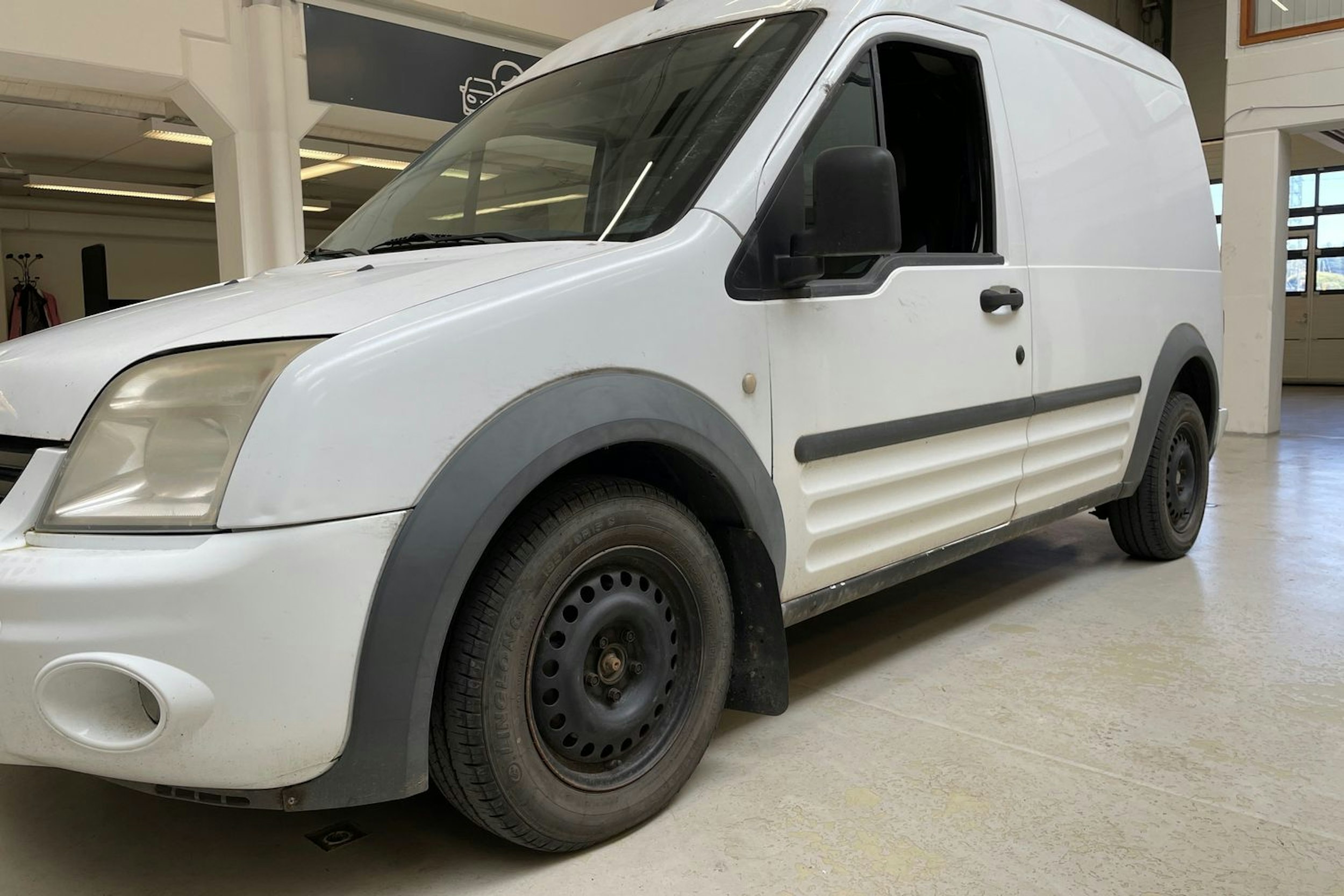 valkoinen Ford Transit Connect 2012 kuva 17.
