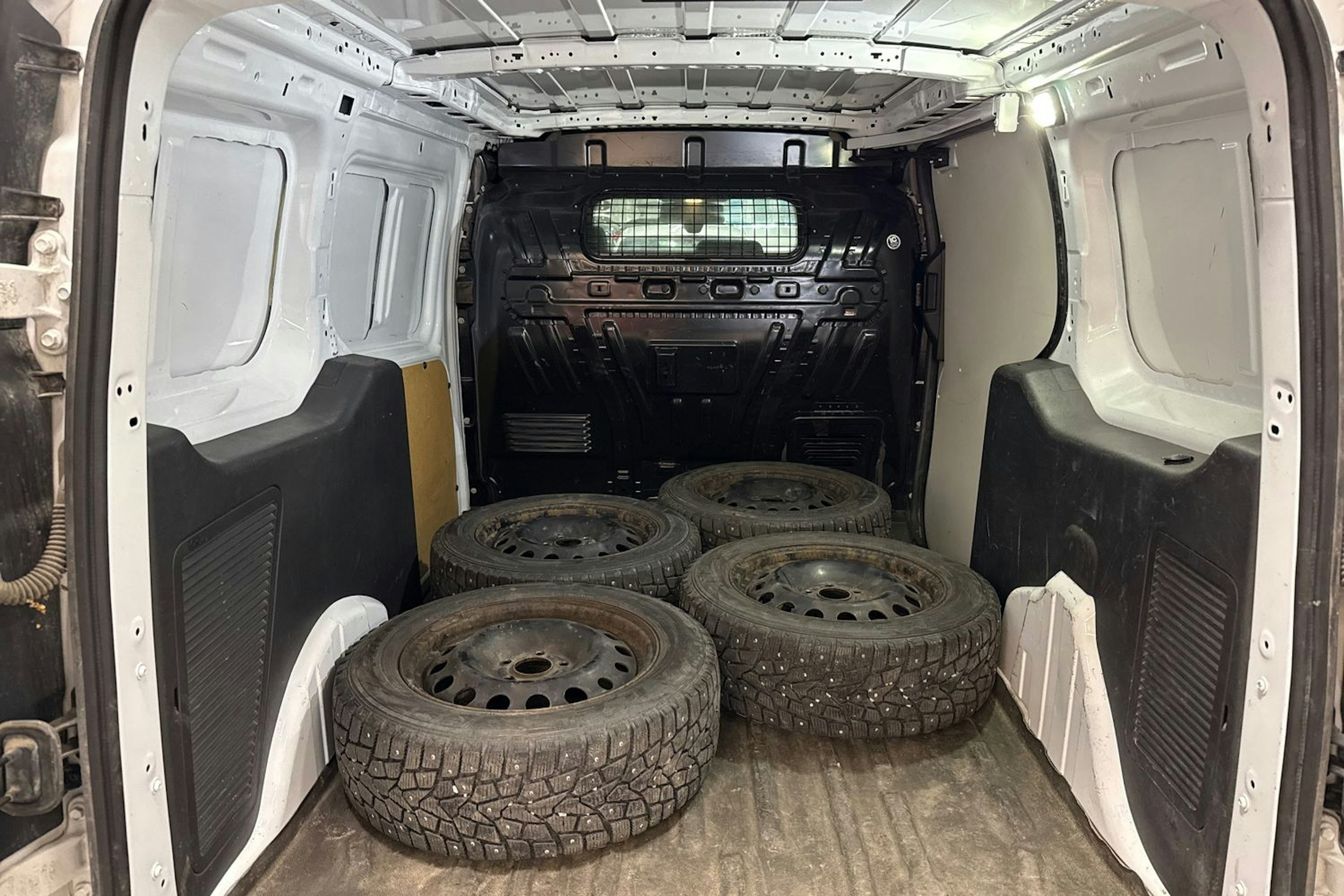 valkoinen Ford Transit Connect 2015 kuva 13.