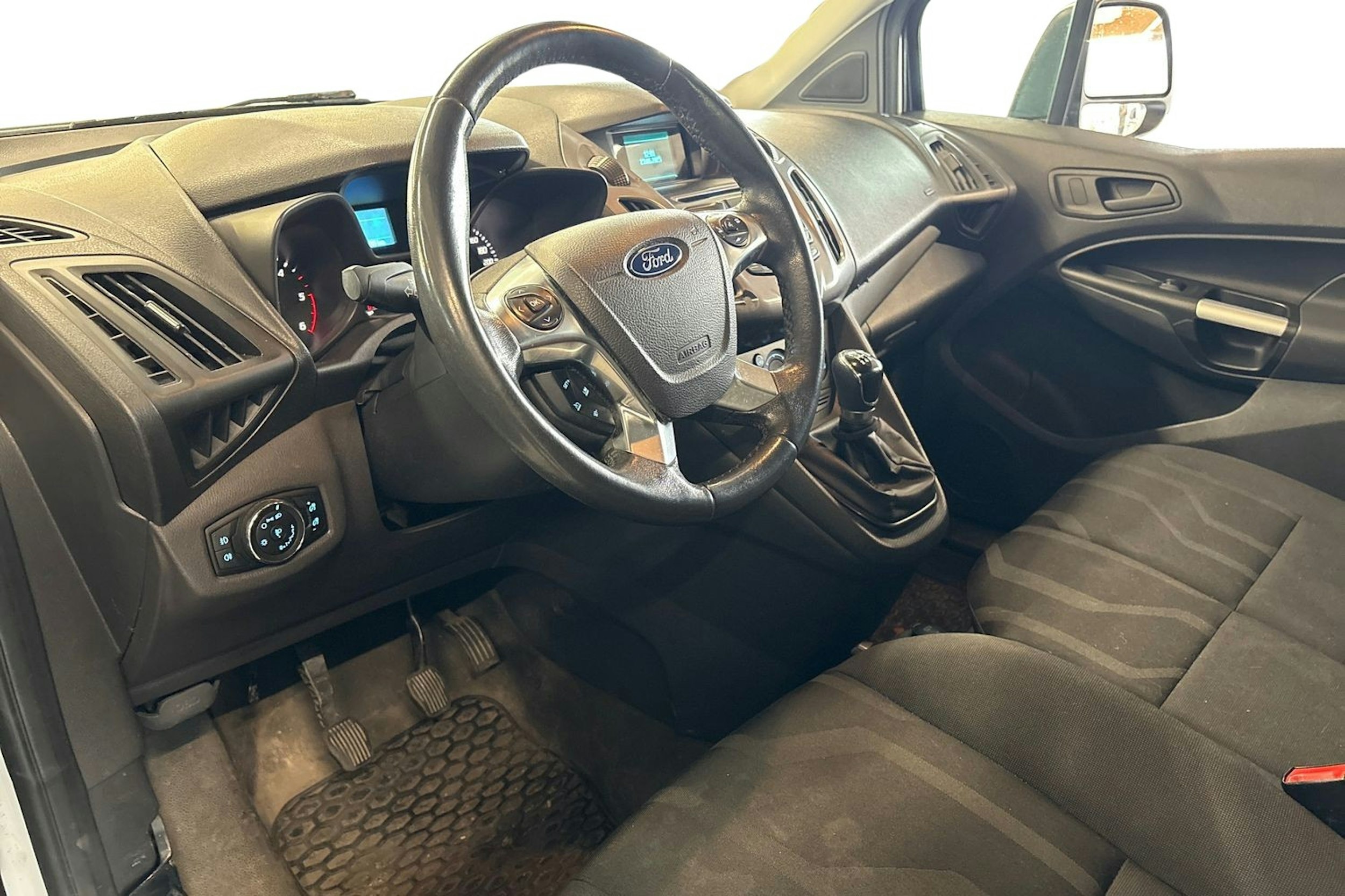 valkoinen Ford Transit Connect 2015 kuva 3.