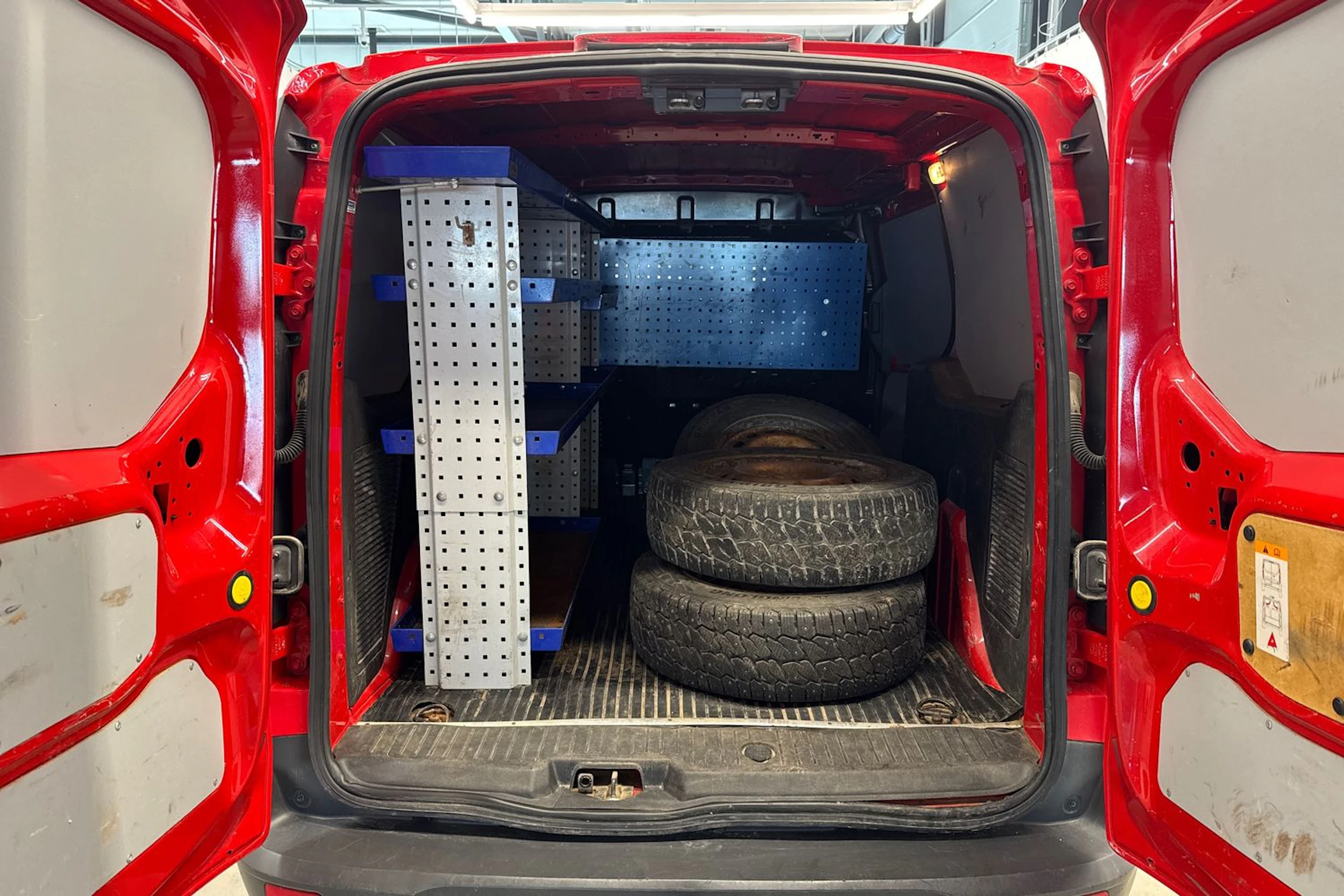 punainen Ford Transit Connect 2015 kuva 10.