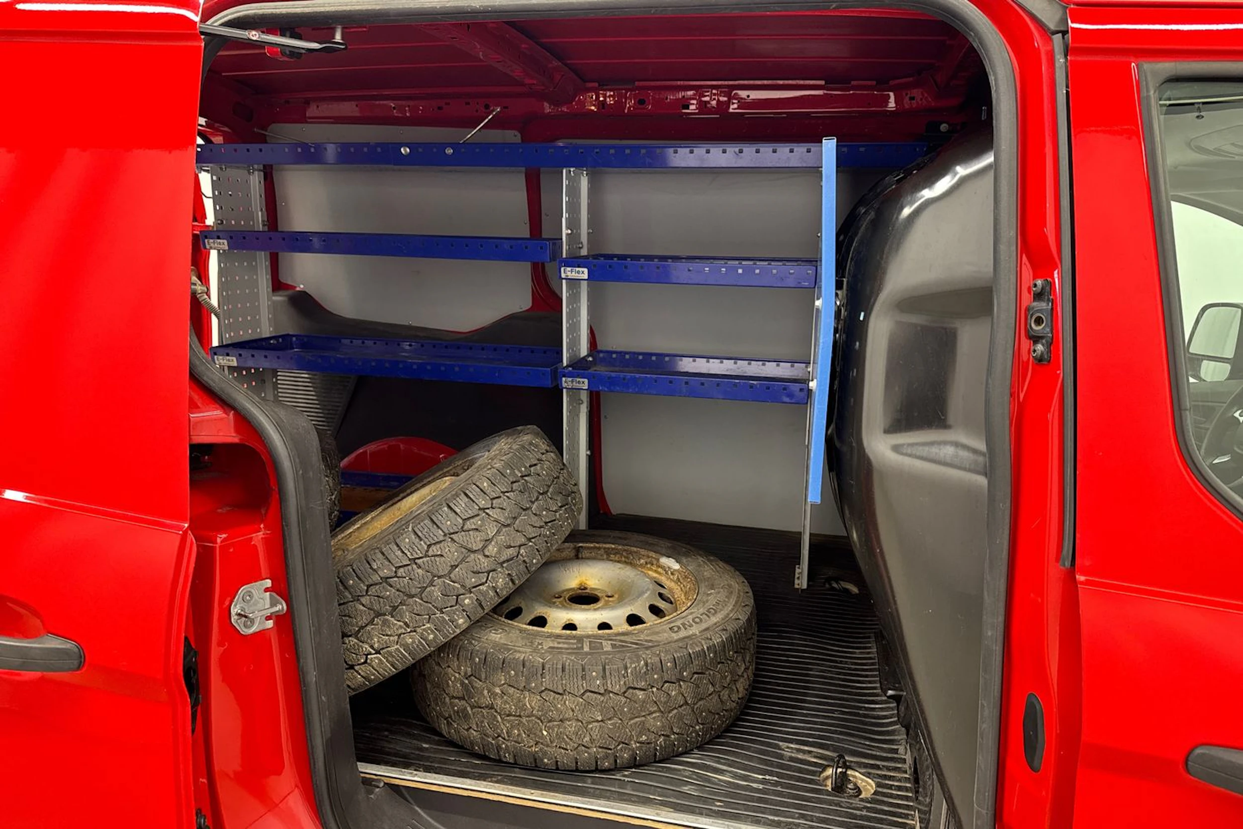 punainen Ford Transit Connect 2015 kuva 11.