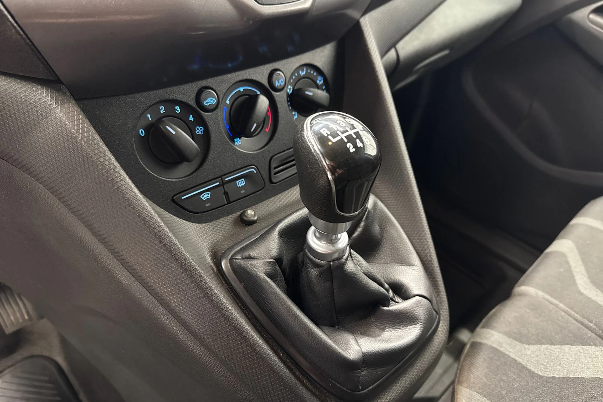 punainen Ford Transit Connect 2015 kuva 12.