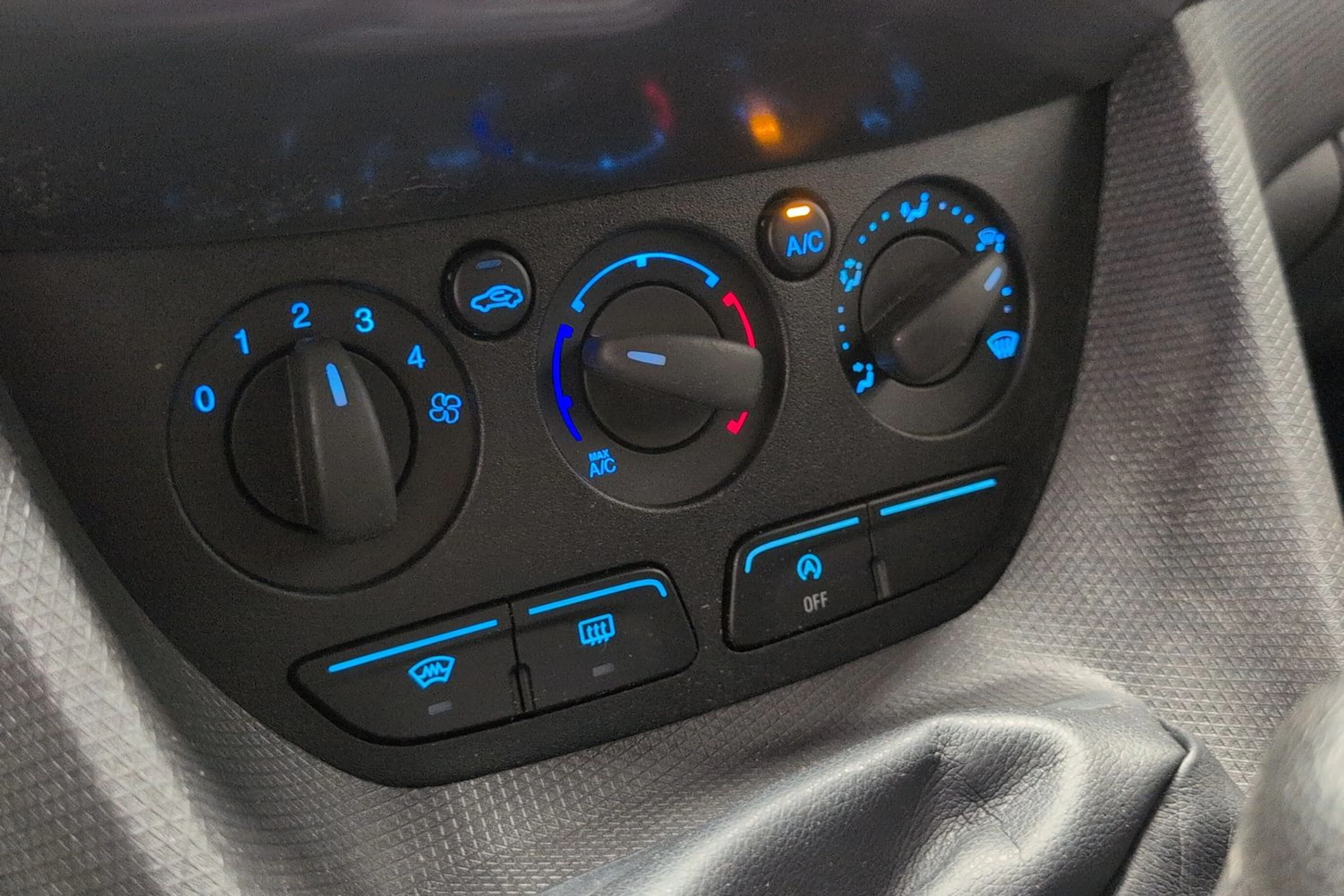Sininen Ford Transit Connect 2015 kuva 18.