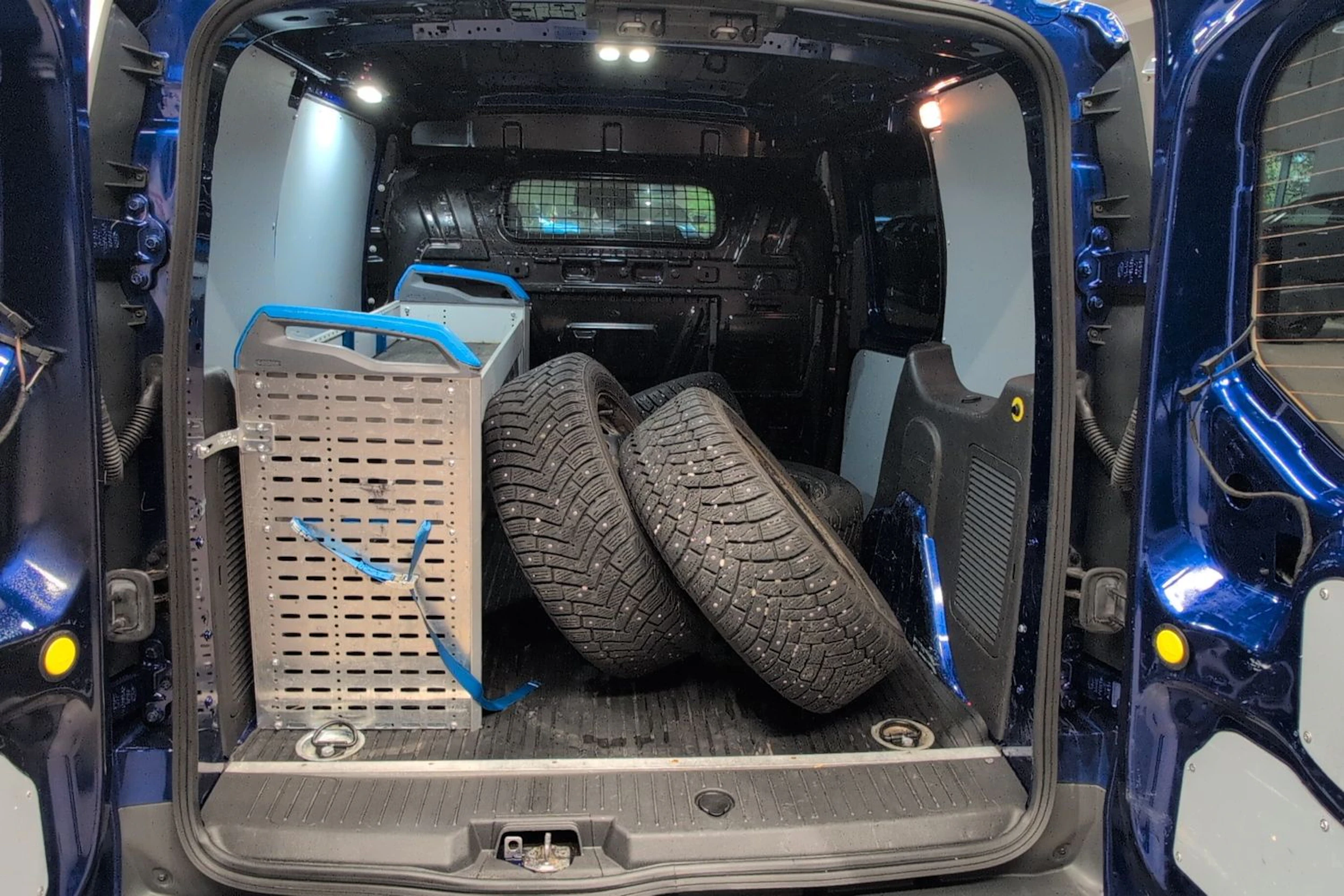 Sininen Ford Transit Connect 2015 kuva 20.