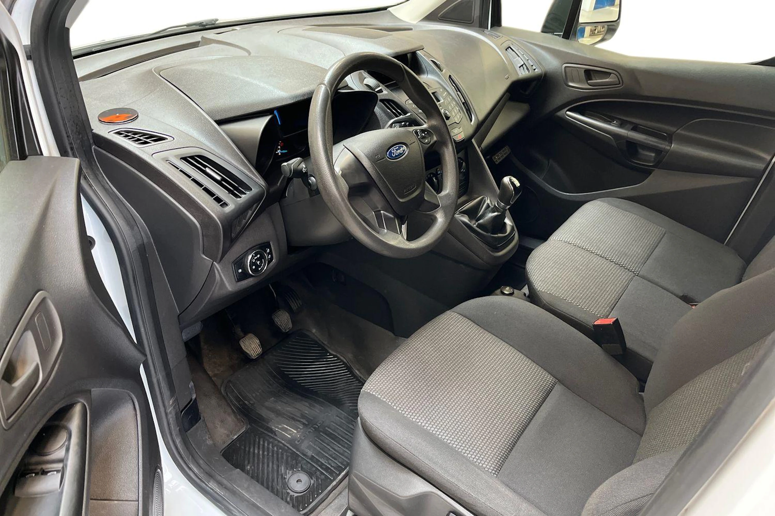 valkoinen Ford Transit Connect 2016 kuva 8.