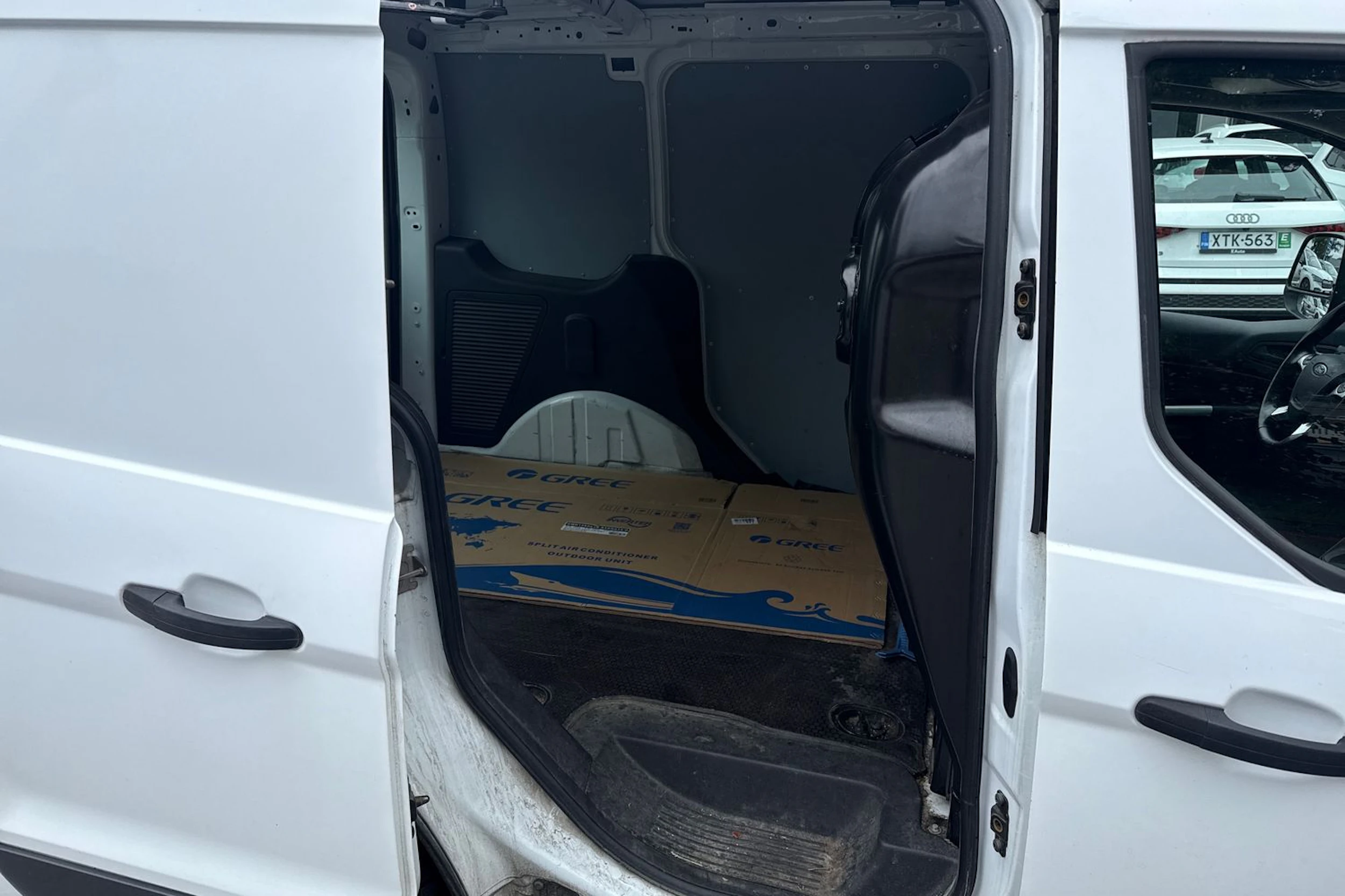 valkoinen Ford Transit Connect 2016 kuva 13.