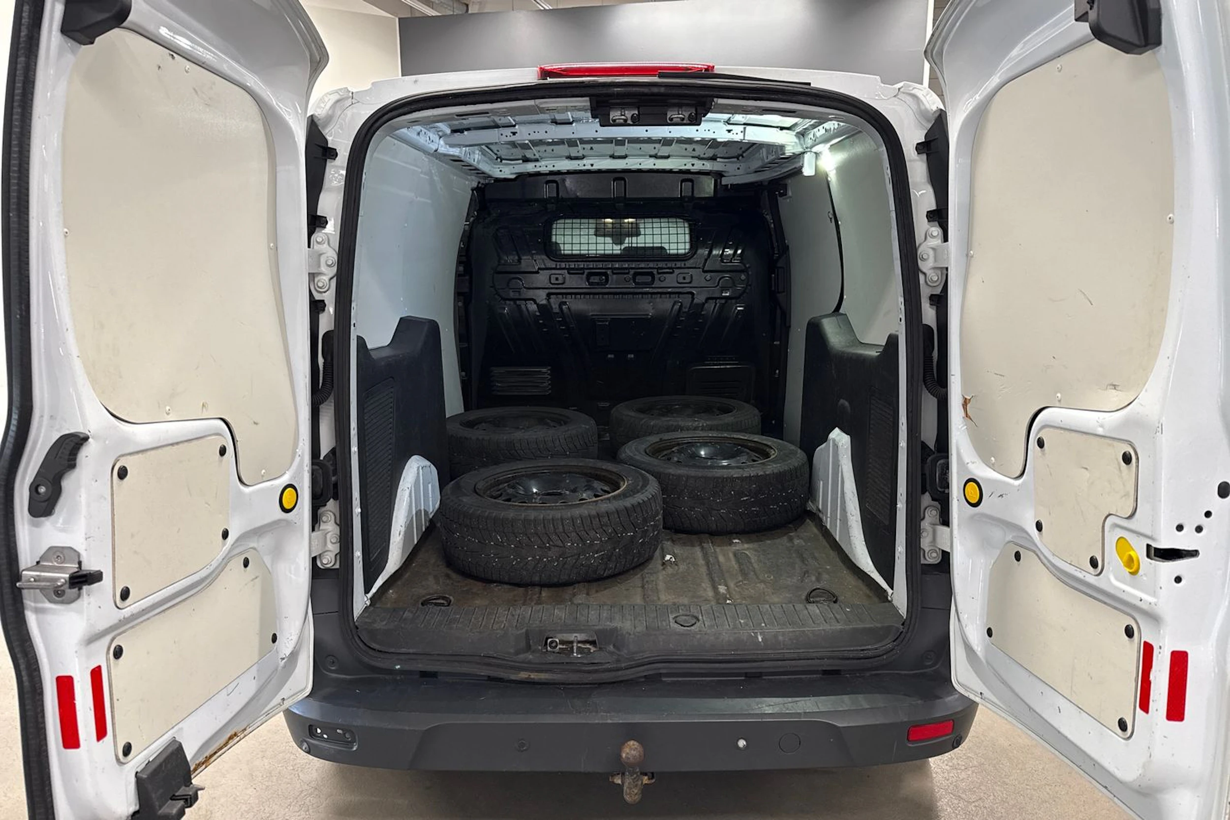 valkoinen Ford Transit Connect 2016 kuva 15.