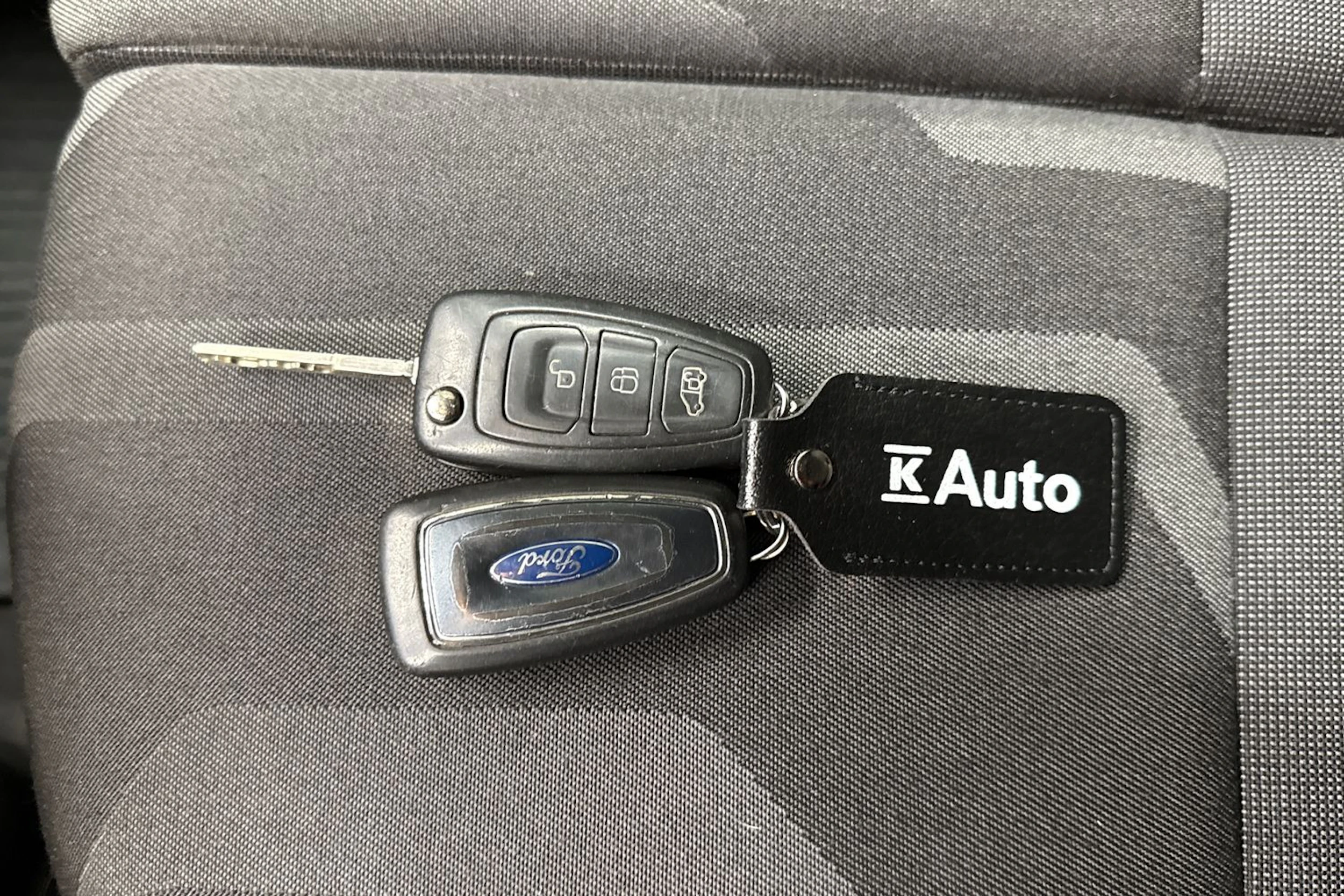 valkoinen Ford Transit Connect 2016 kuva 29.