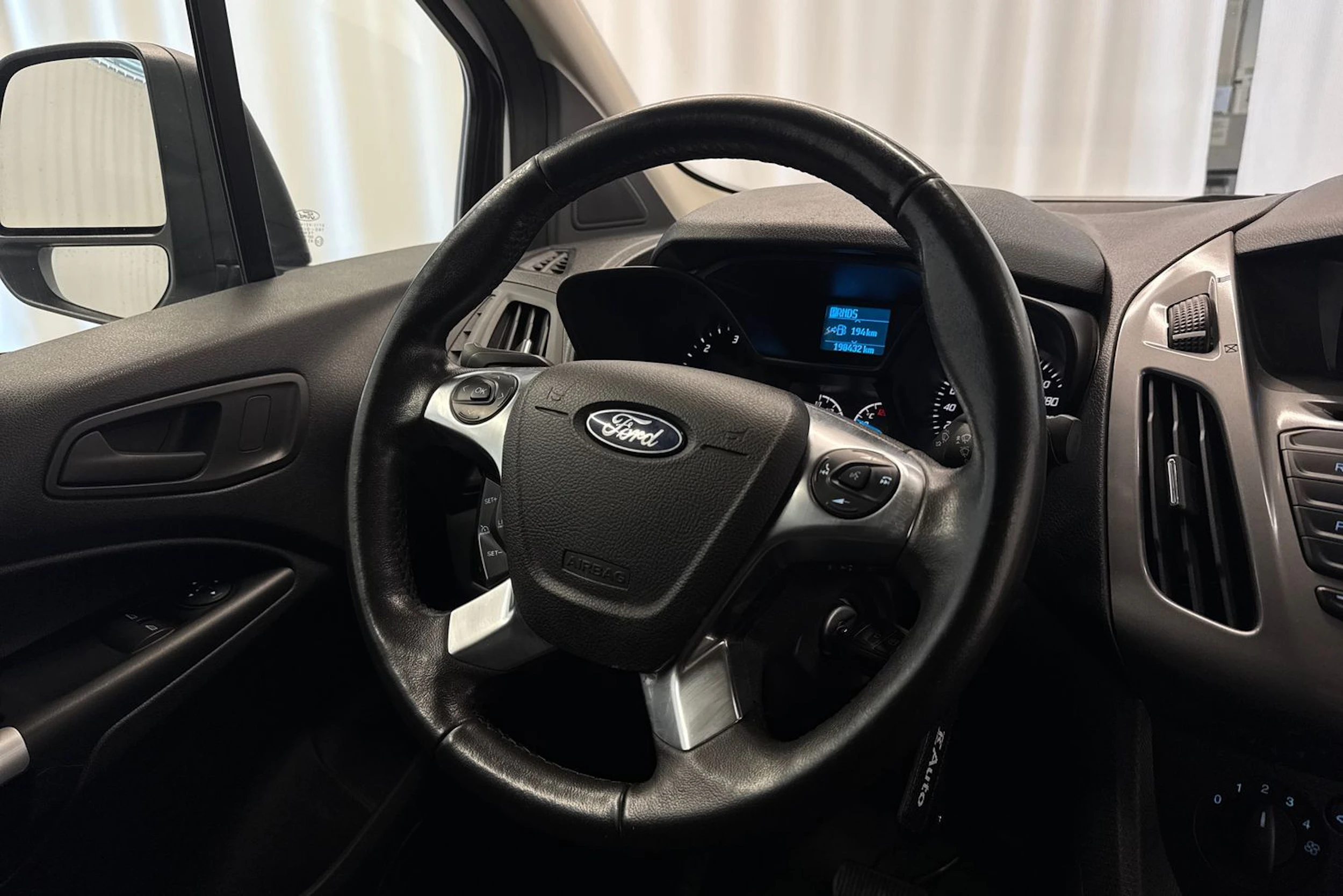 valkoinen Ford Transit Connect 2017 kuva 13.