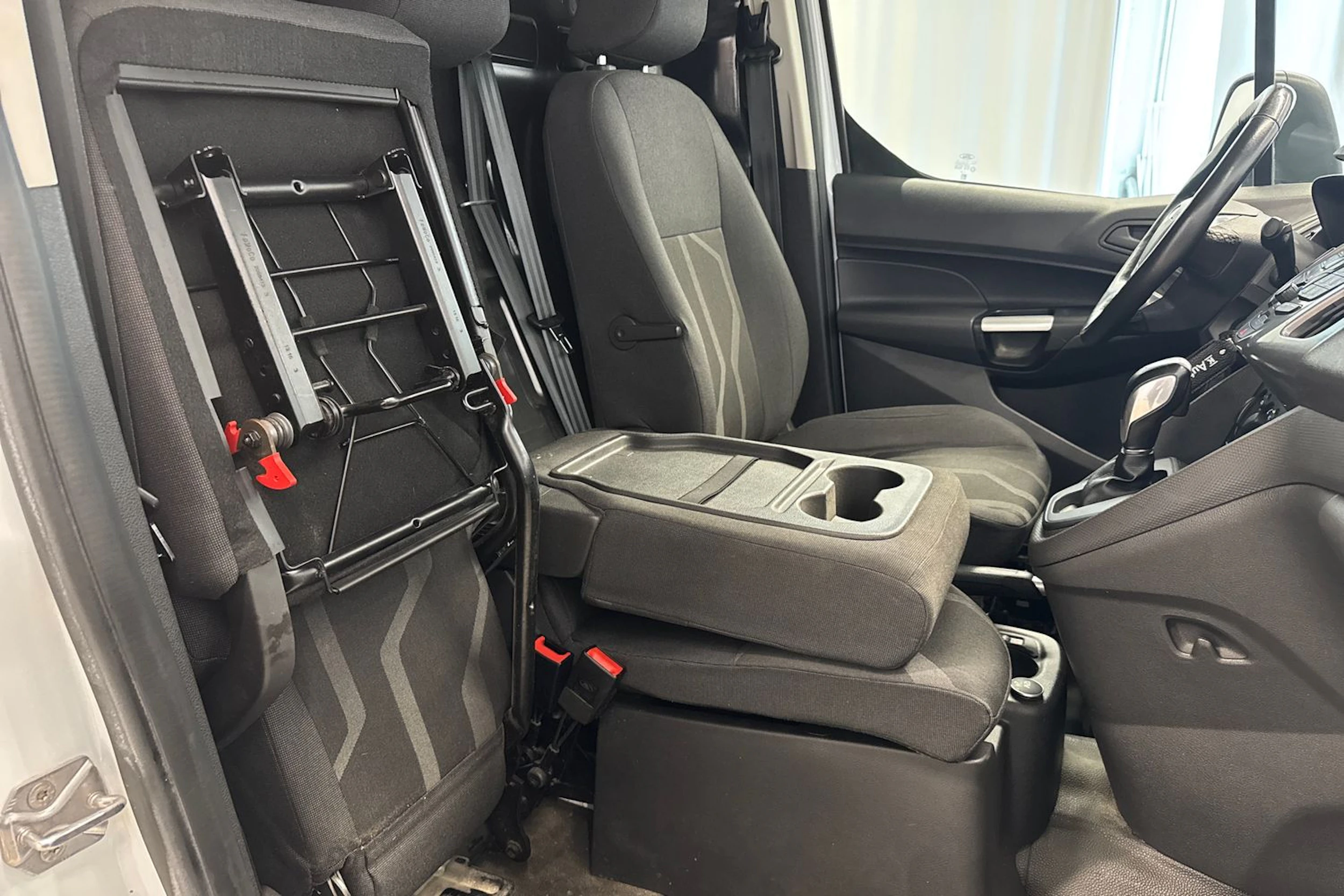 valkoinen Ford Transit Connect 2017 kuva 26.