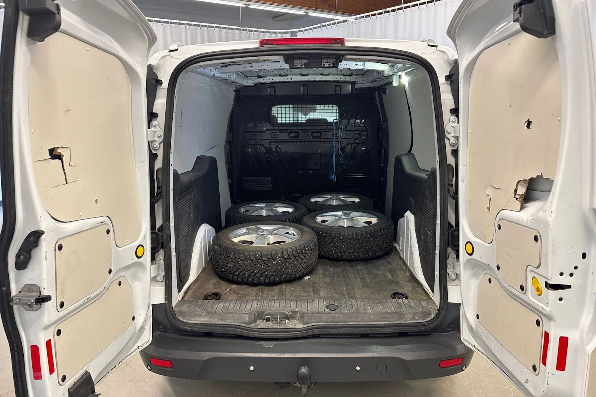 valkoinen Ford Transit Connect 2017 kuva 27.