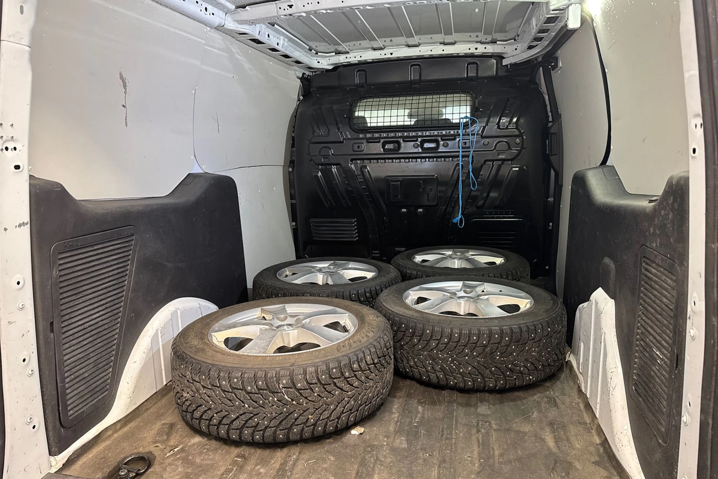 valkoinen Ford Transit Connect 2017 kuva 28.