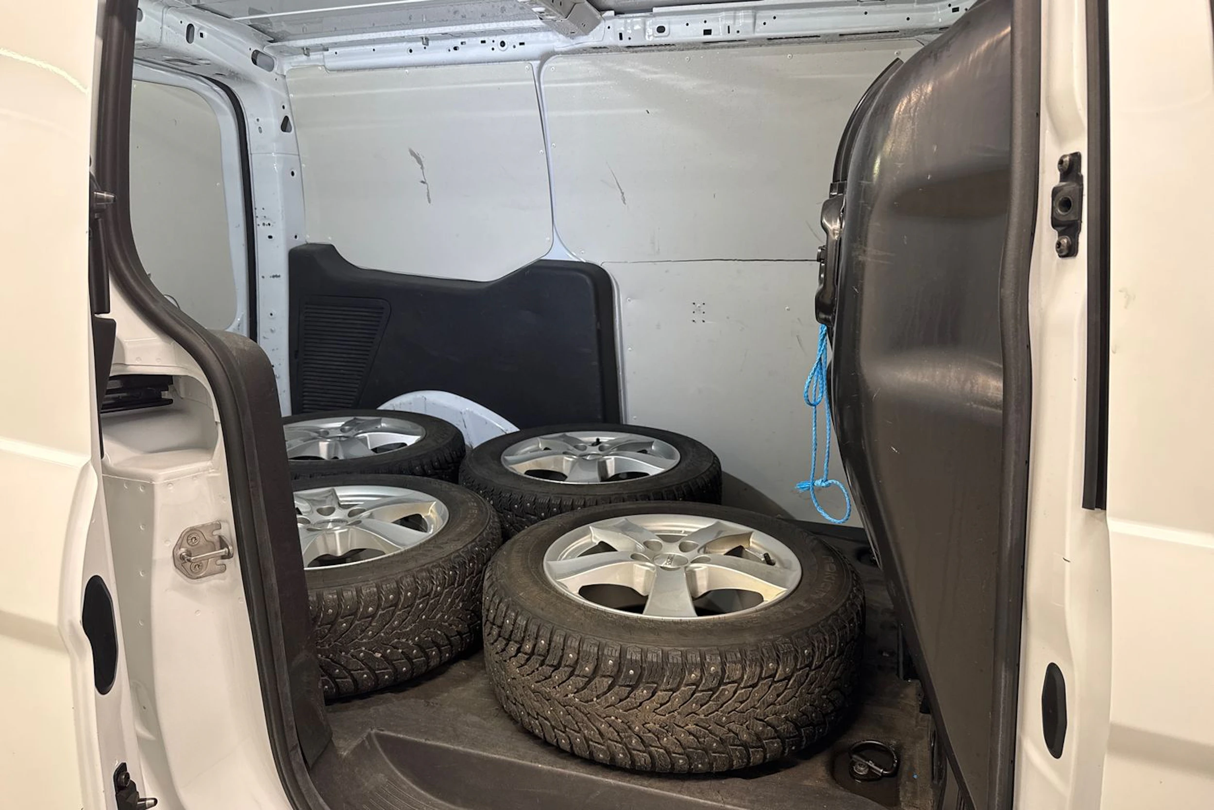 valkoinen Ford Transit Connect 2017 kuva 29.