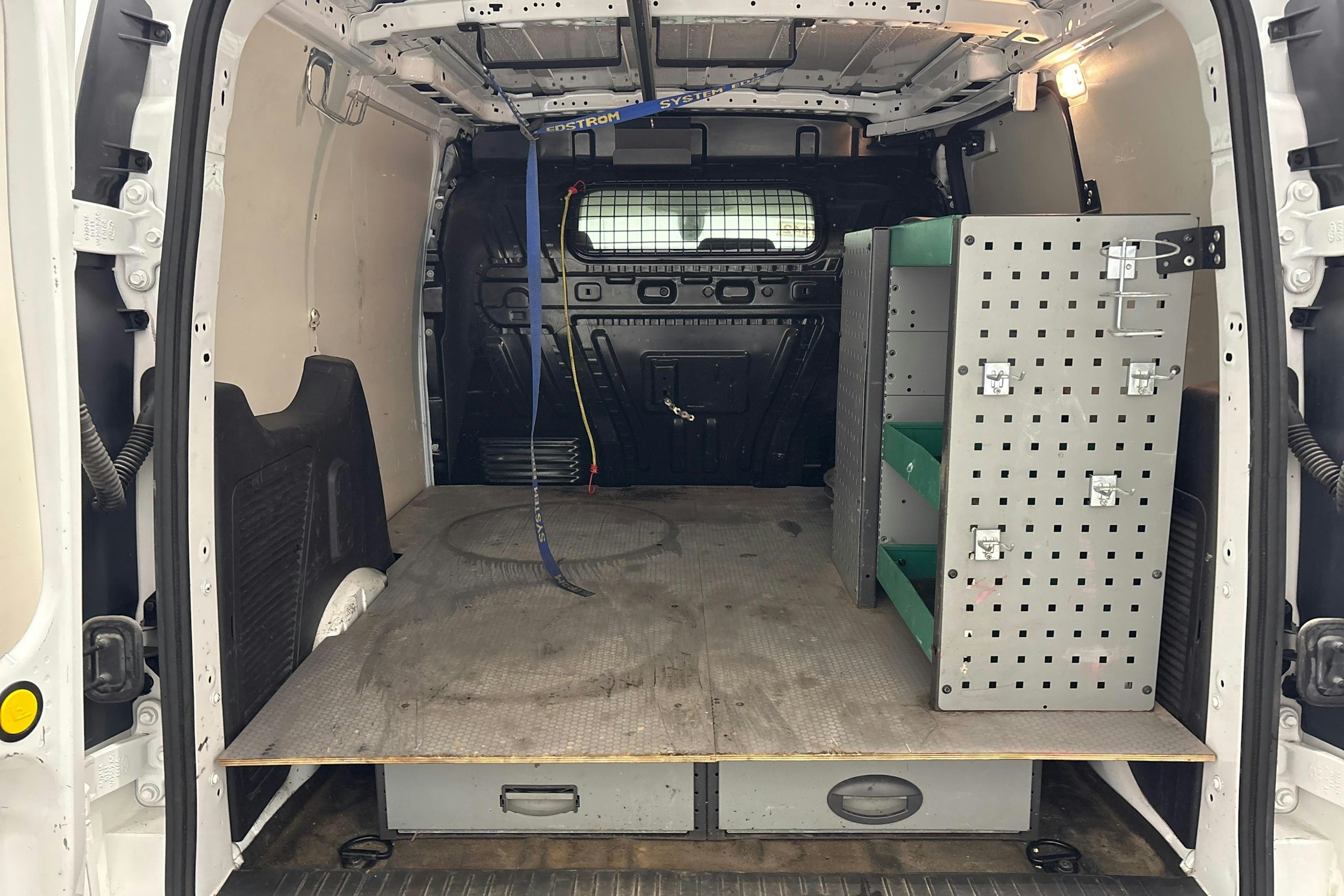 valkoinen Ford Transit Connect 2017 kuva 11.