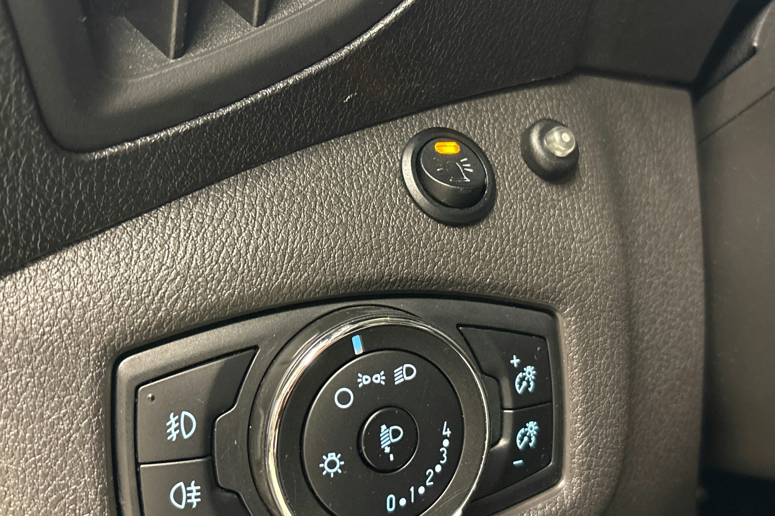 valkoinen Ford Transit Connect 2017 kuva 23.