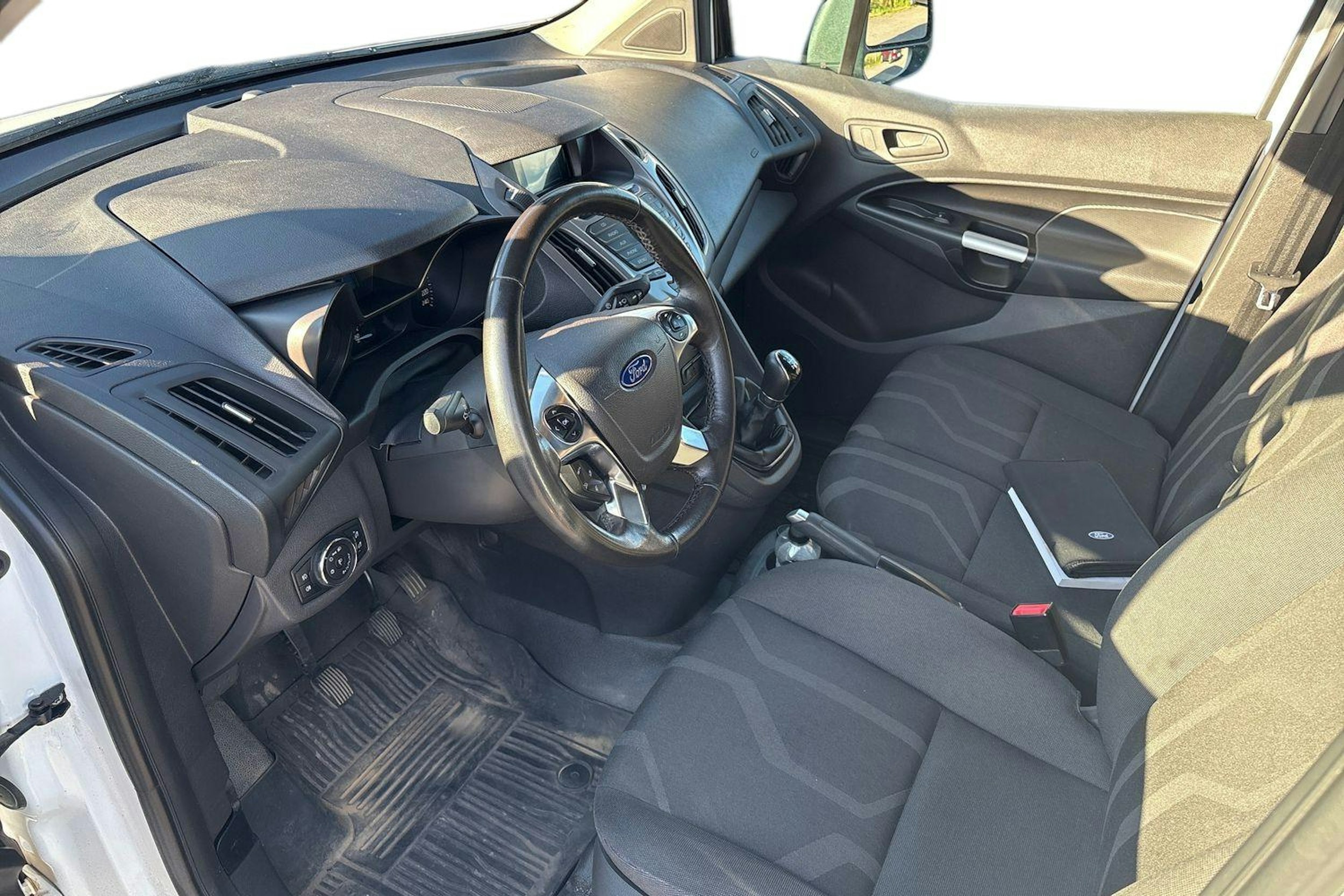 valkoinen Ford Transit Connect 2017 kuva 3.