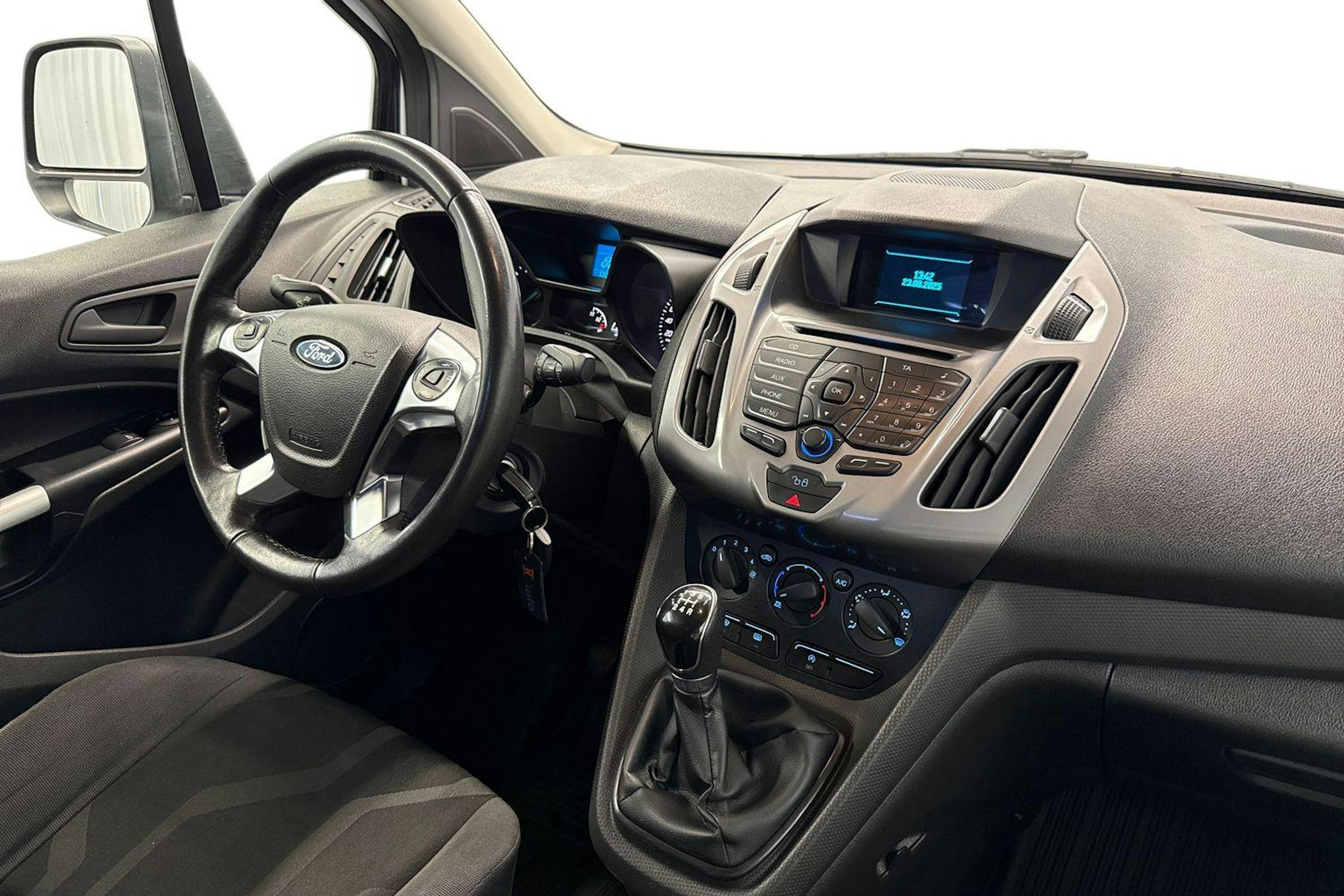 valkoinen Ford Transit Connect 2017 kuva 10.