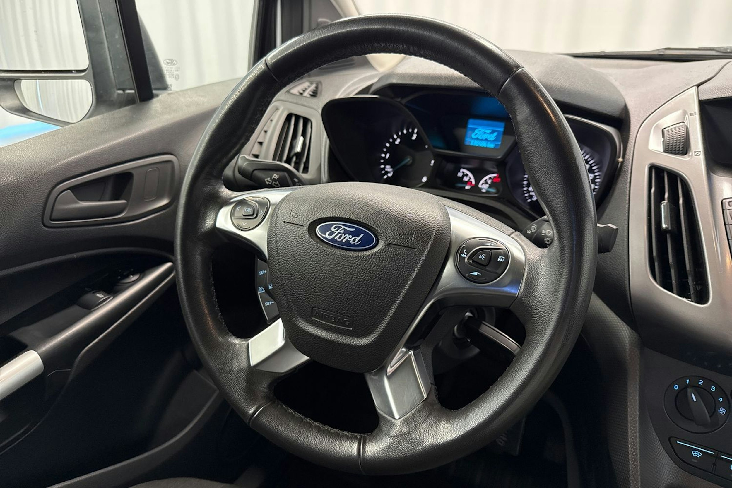 valkoinen Ford Transit Connect 2017 kuva 13.