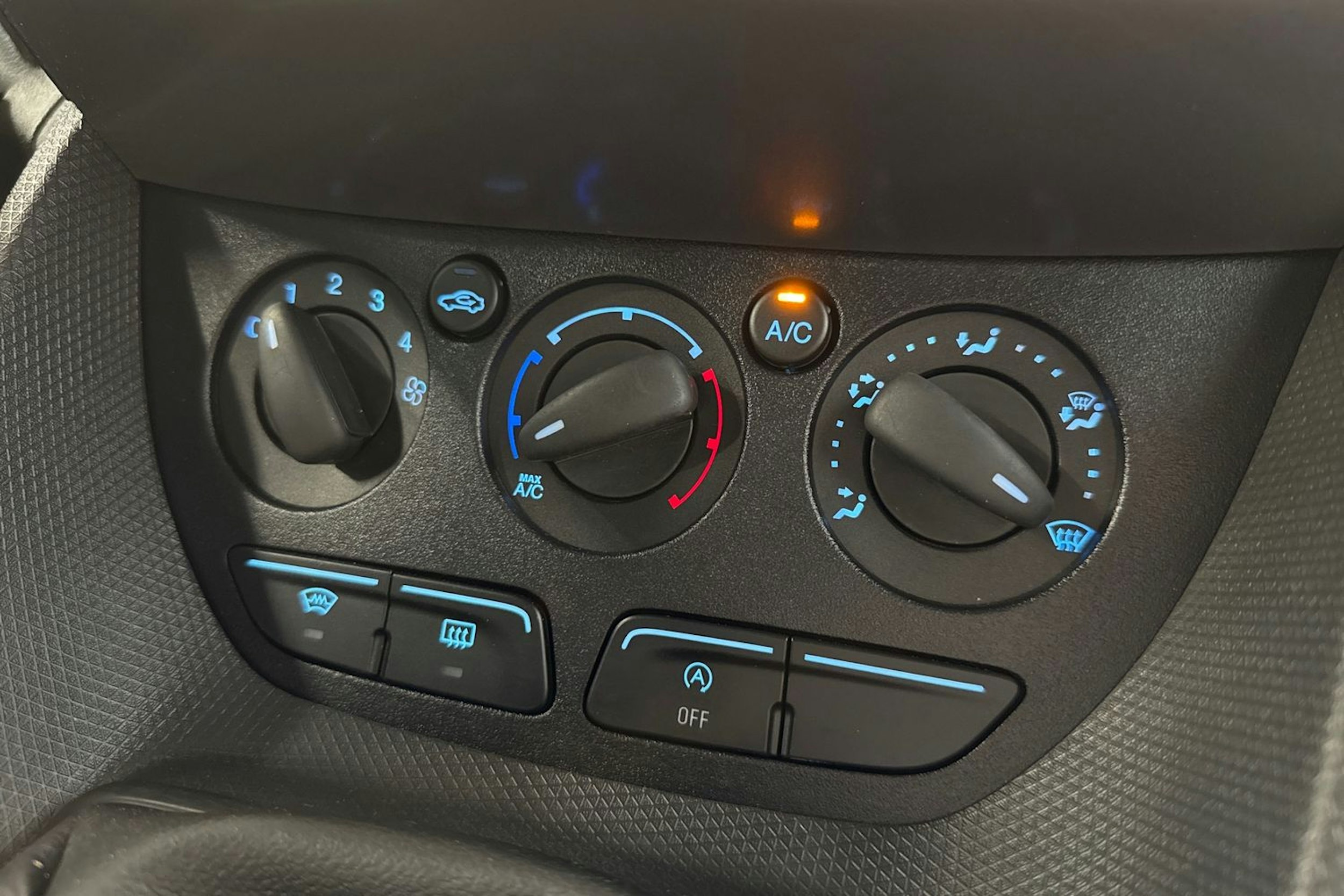 valkoinen Ford Transit Connect 2017 kuva 22.