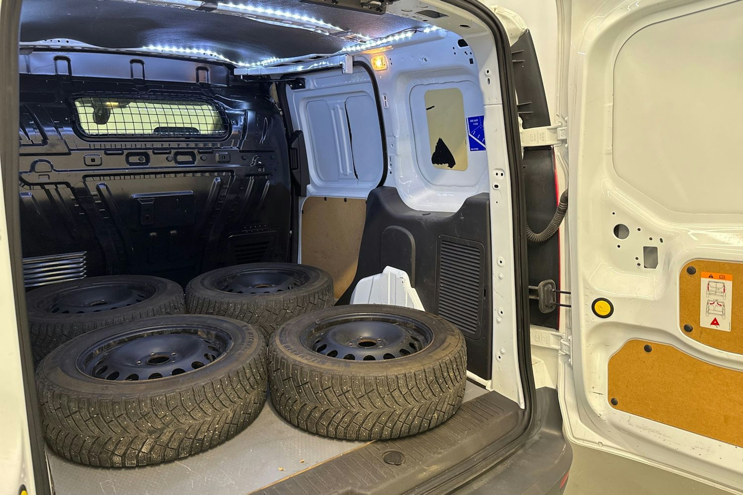 valkoinen Ford Transit Connect 2017 kuva 23.