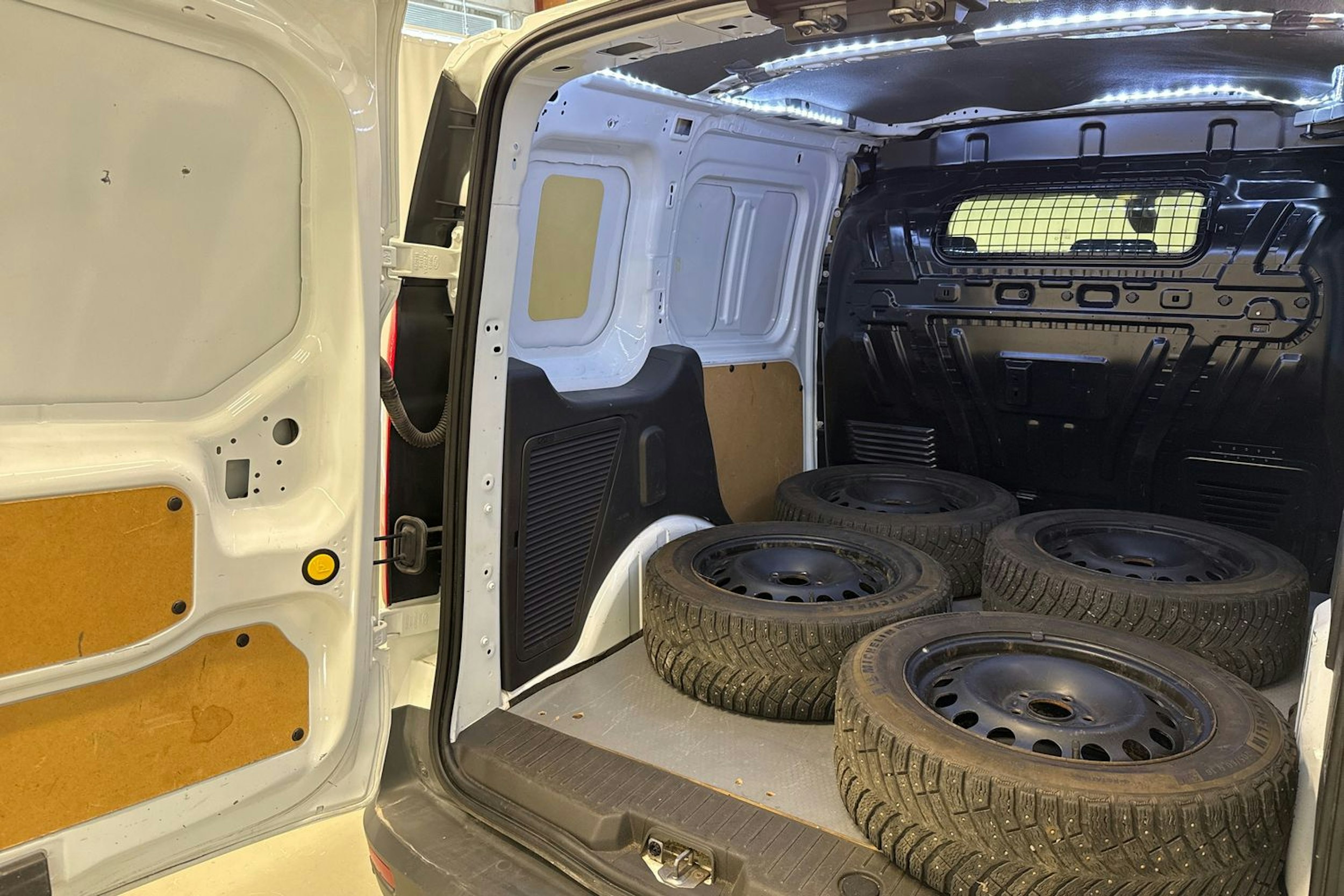 valkoinen Ford Transit Connect 2017 kuva 24.
