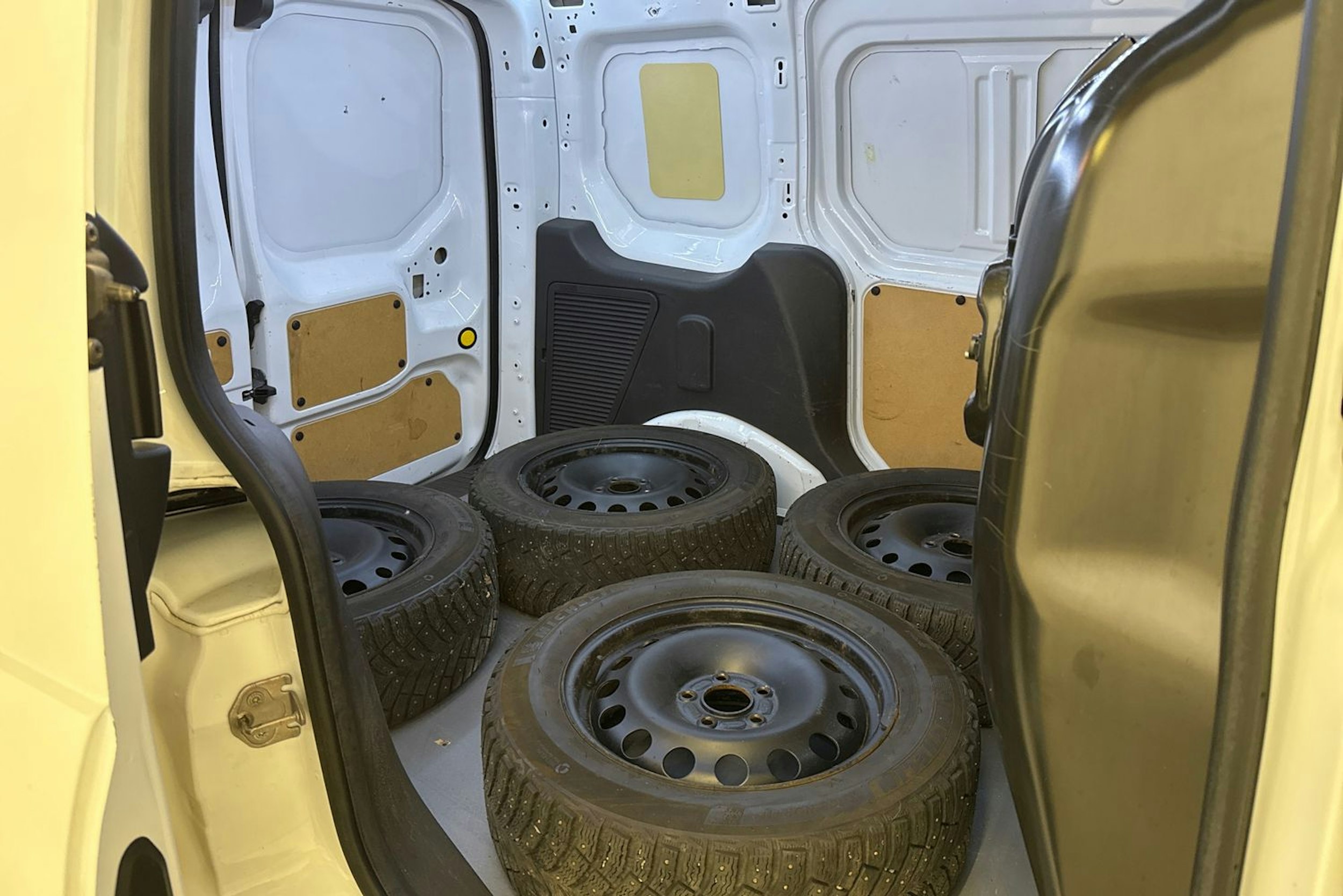 valkoinen Ford Transit Connect 2017 kuva 25.
