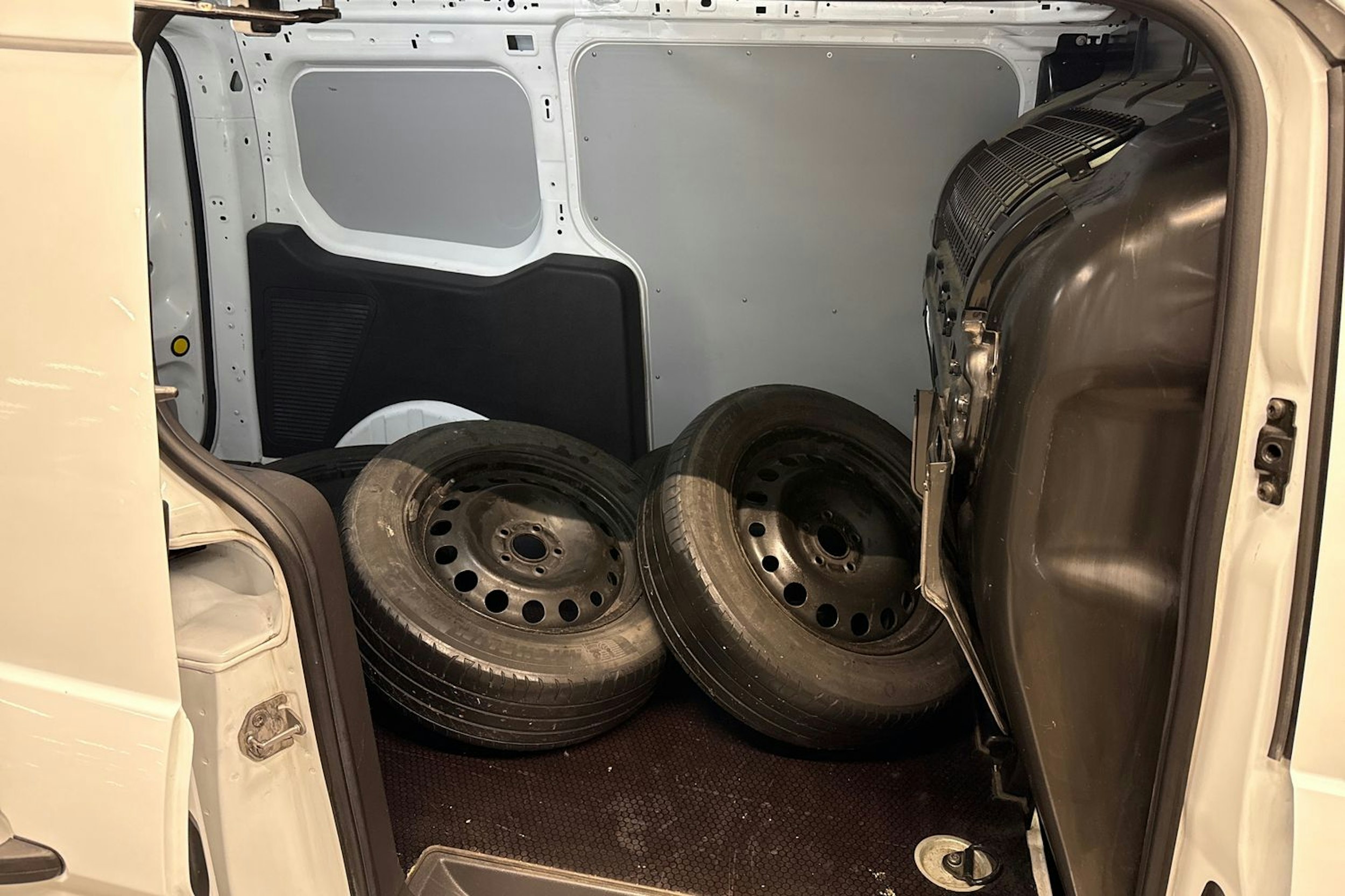 valkoinen Ford Transit Connect 2018 kuva 13.