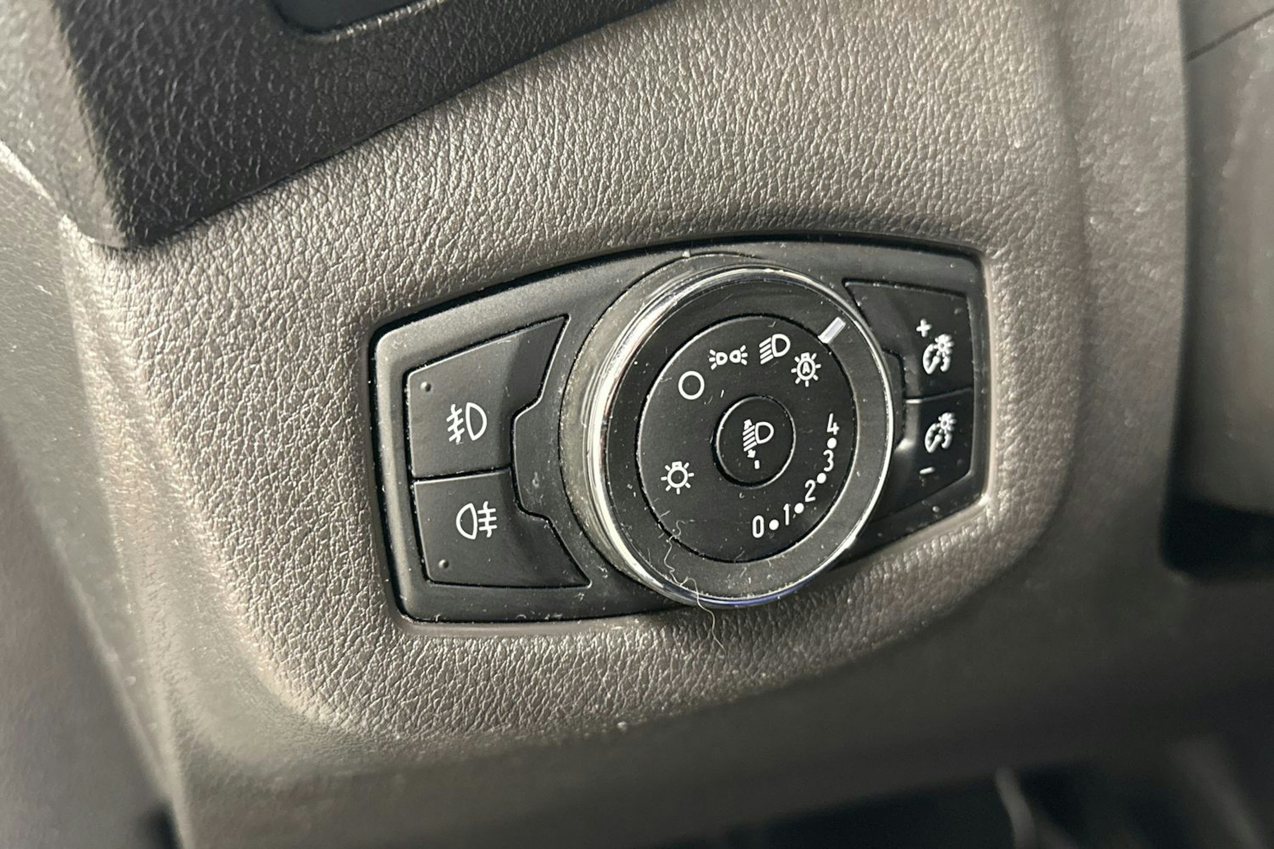 valkoinen Ford Transit Connect 2018 kuva 19.