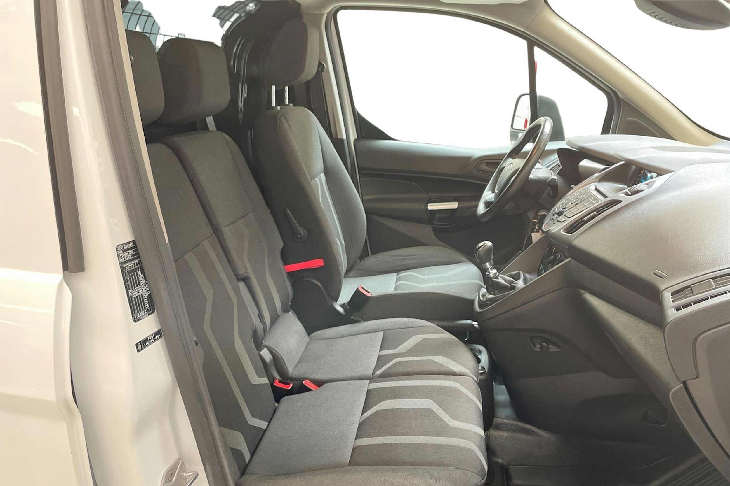 valkoinen Ford Transit Connect 2018 kuva 10.