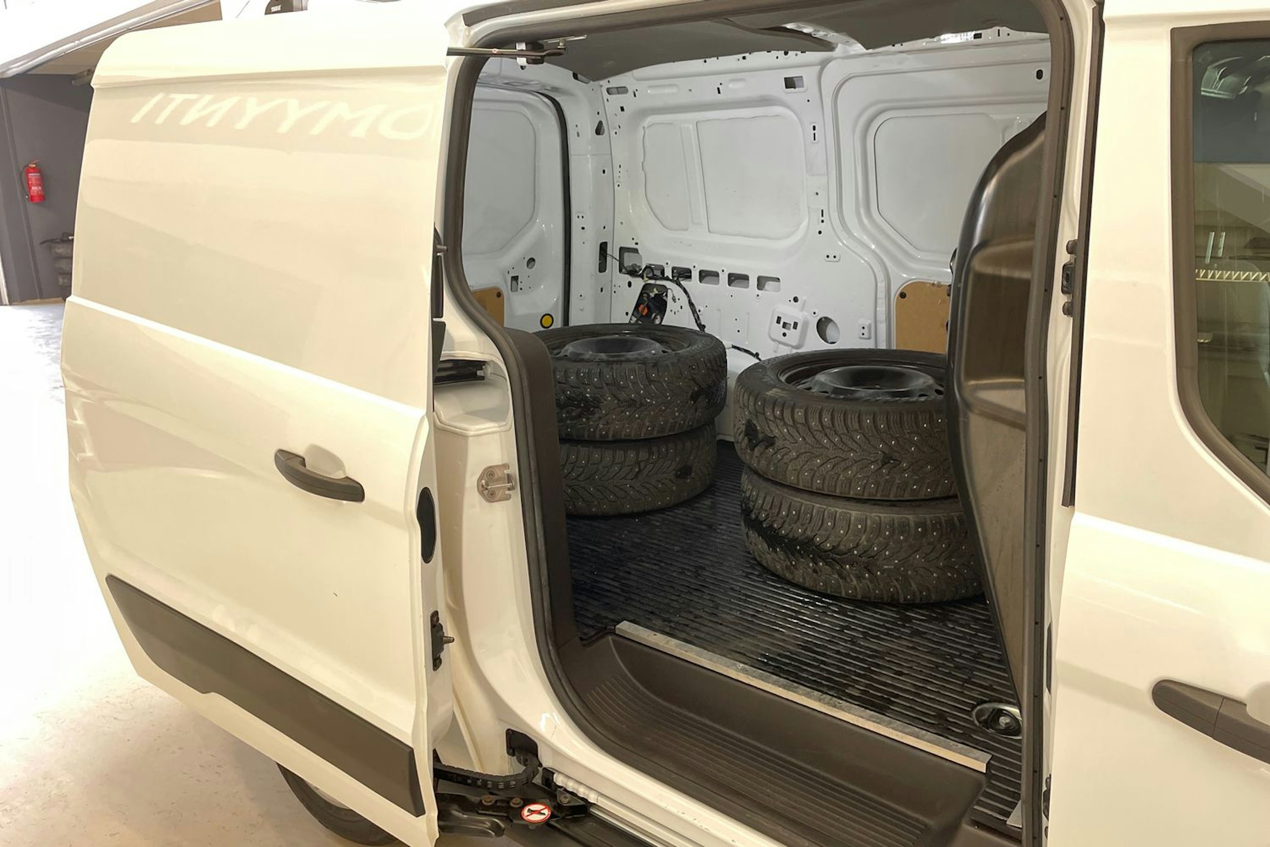 valkoinen Ford Transit Connect 2018 kuva 13.