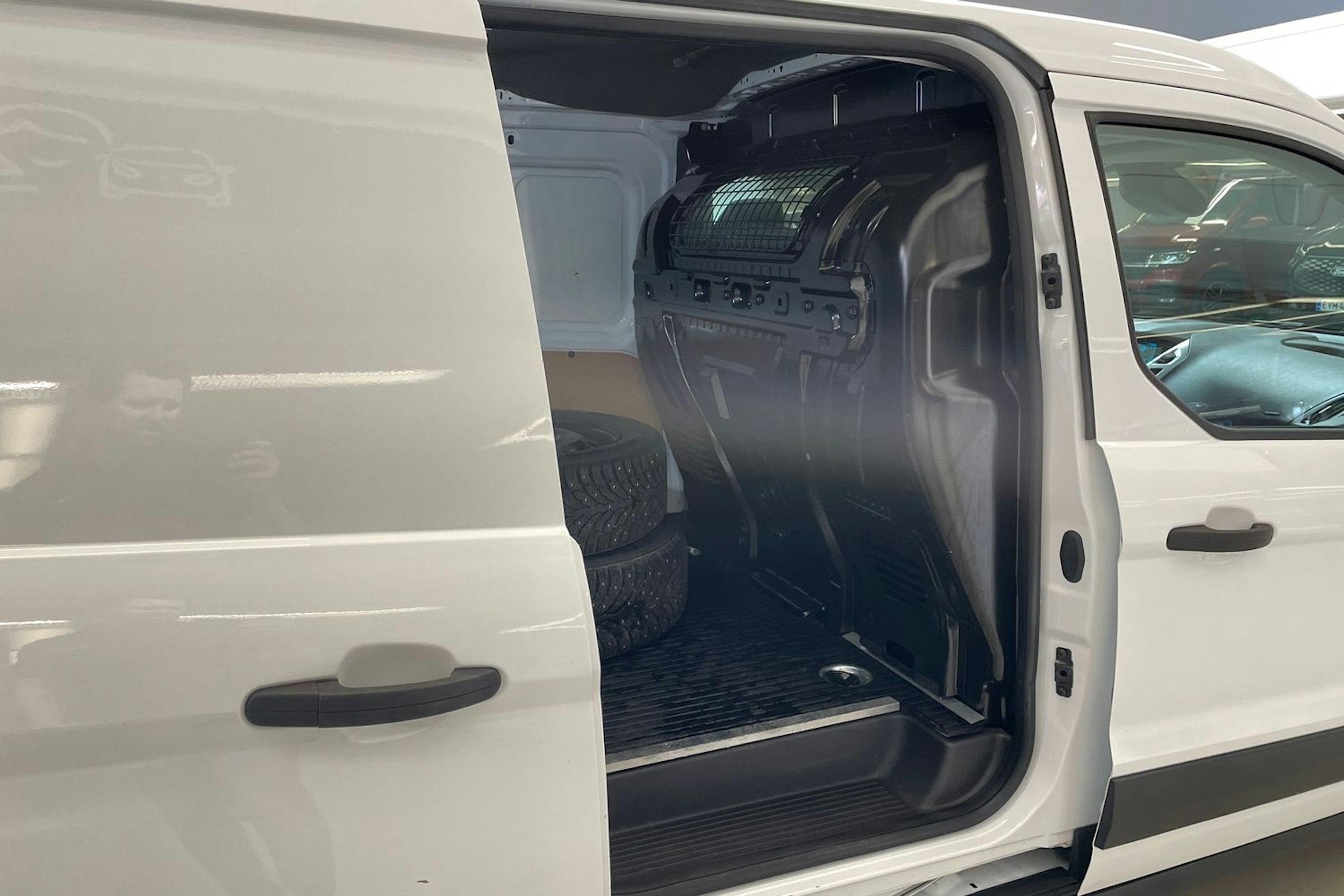 valkoinen Ford Transit Connect 2018 kuva 14.