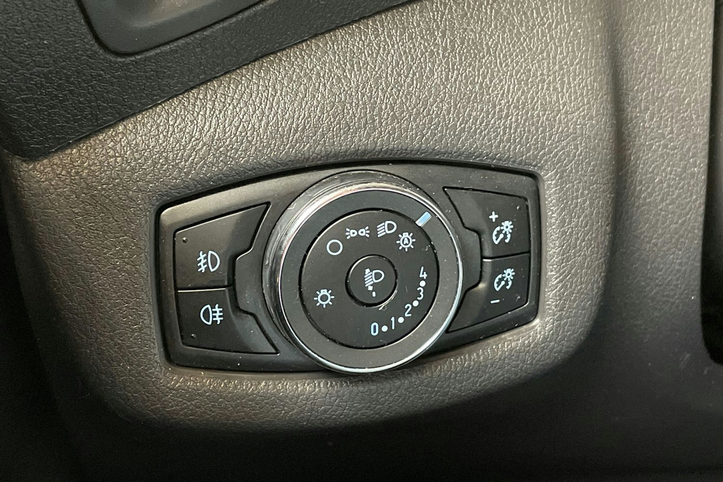 valkoinen Ford Transit Connect 2018 kuva 18.