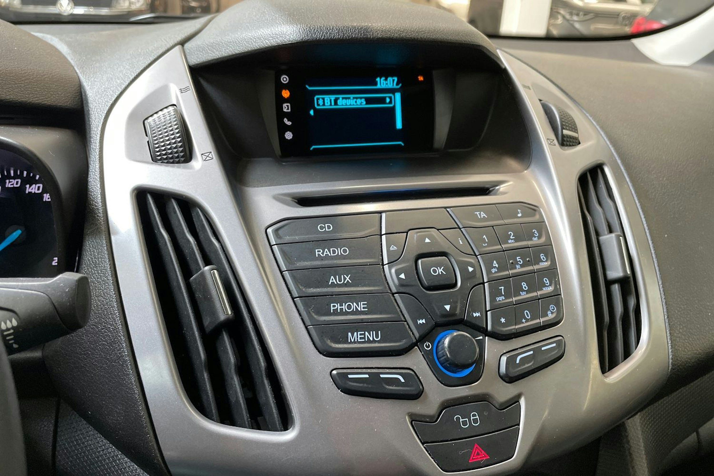 valkoinen Ford Transit Connect 2018 kuva 19.