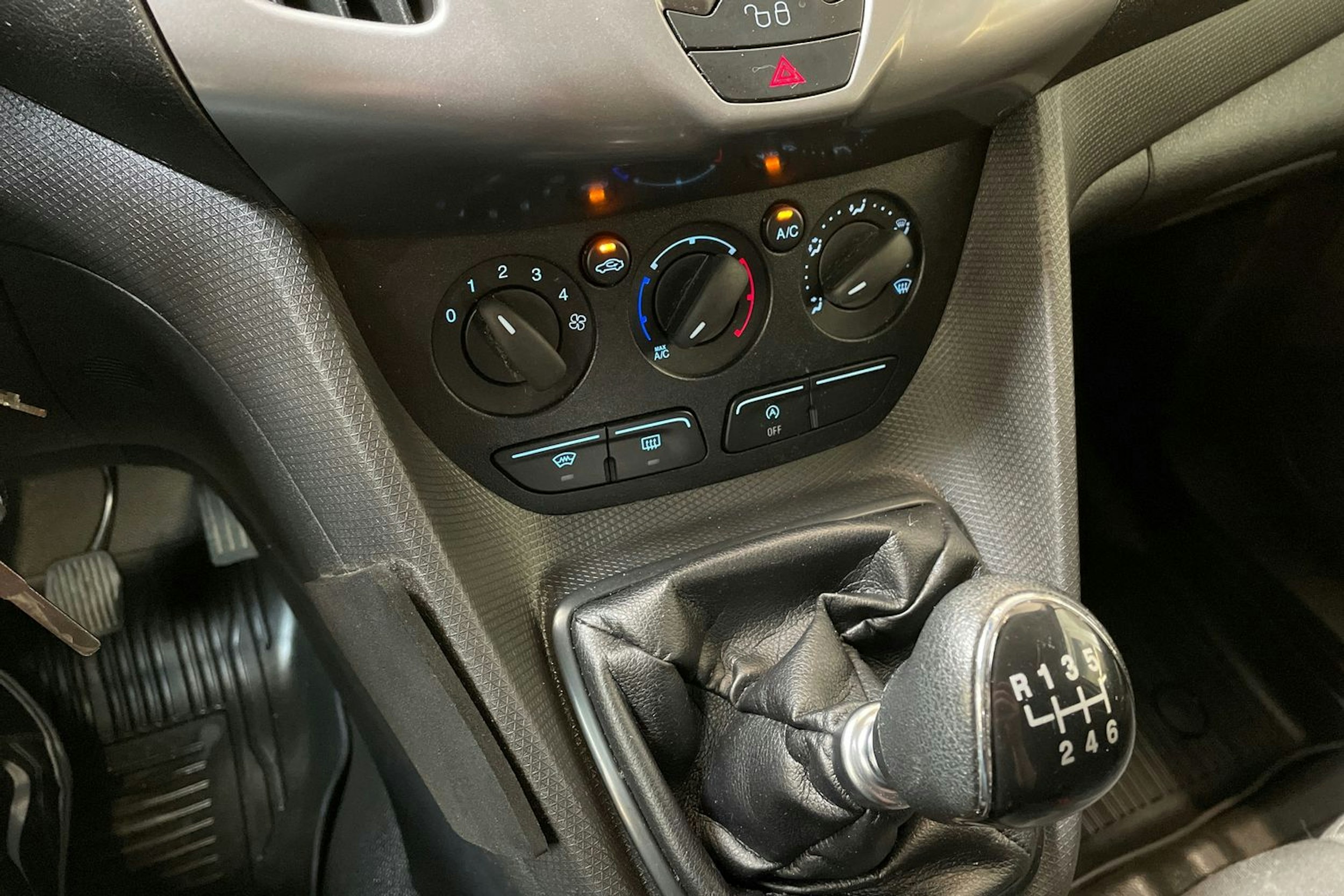 valkoinen Ford Transit Connect 2018 kuva 20.