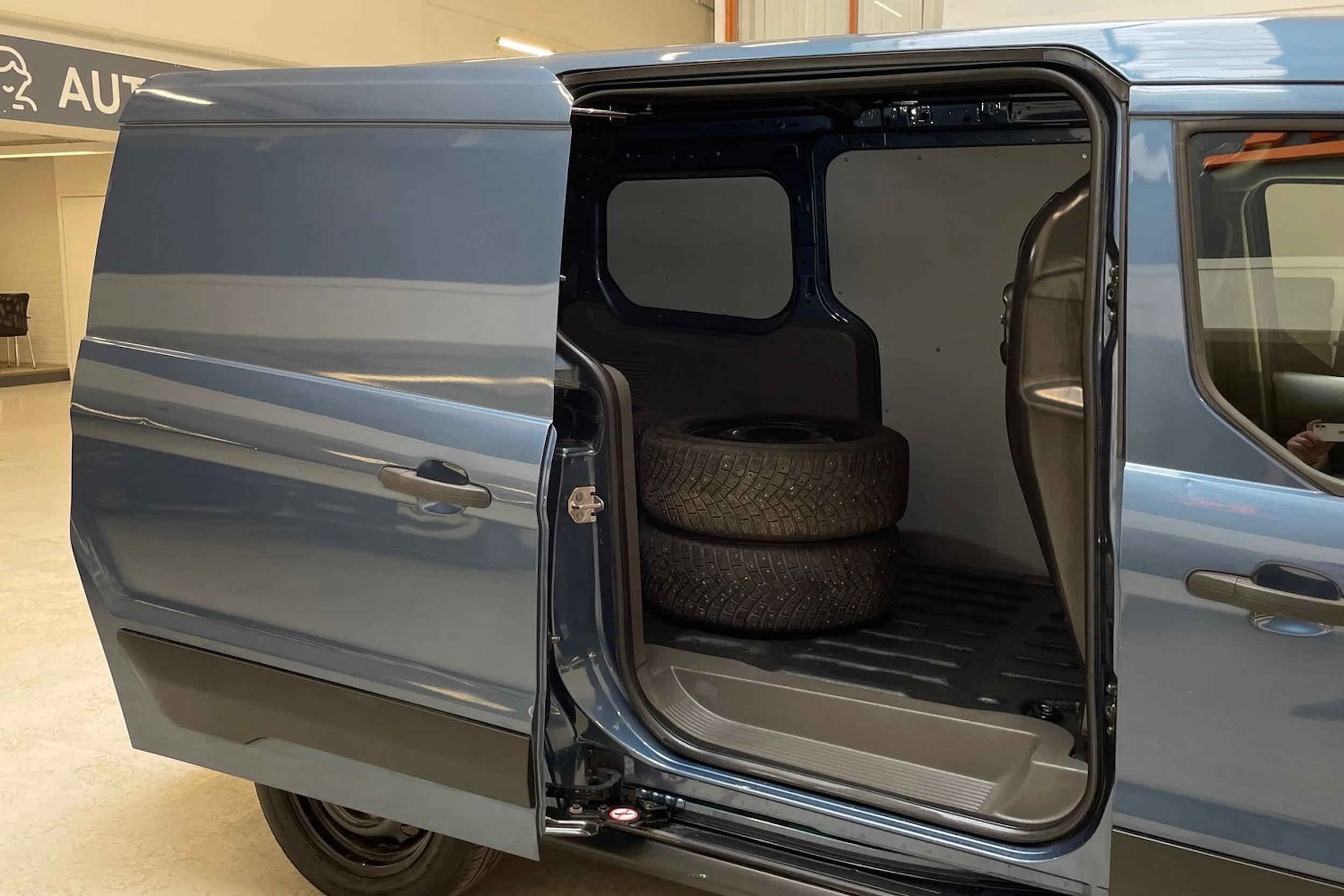 sininen Ford Transit Connect 2018 kuva 12.