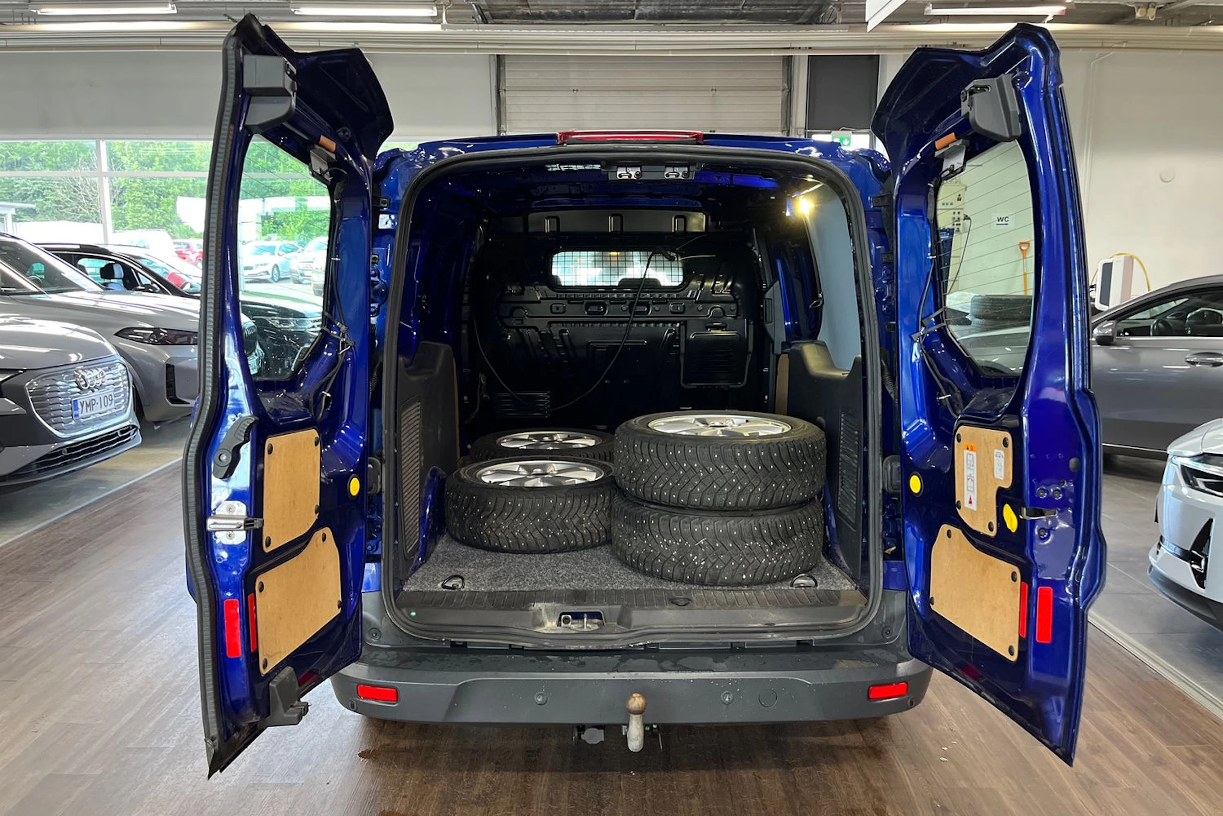 Sininen Ford Transit Connect 2018 kuva 11.