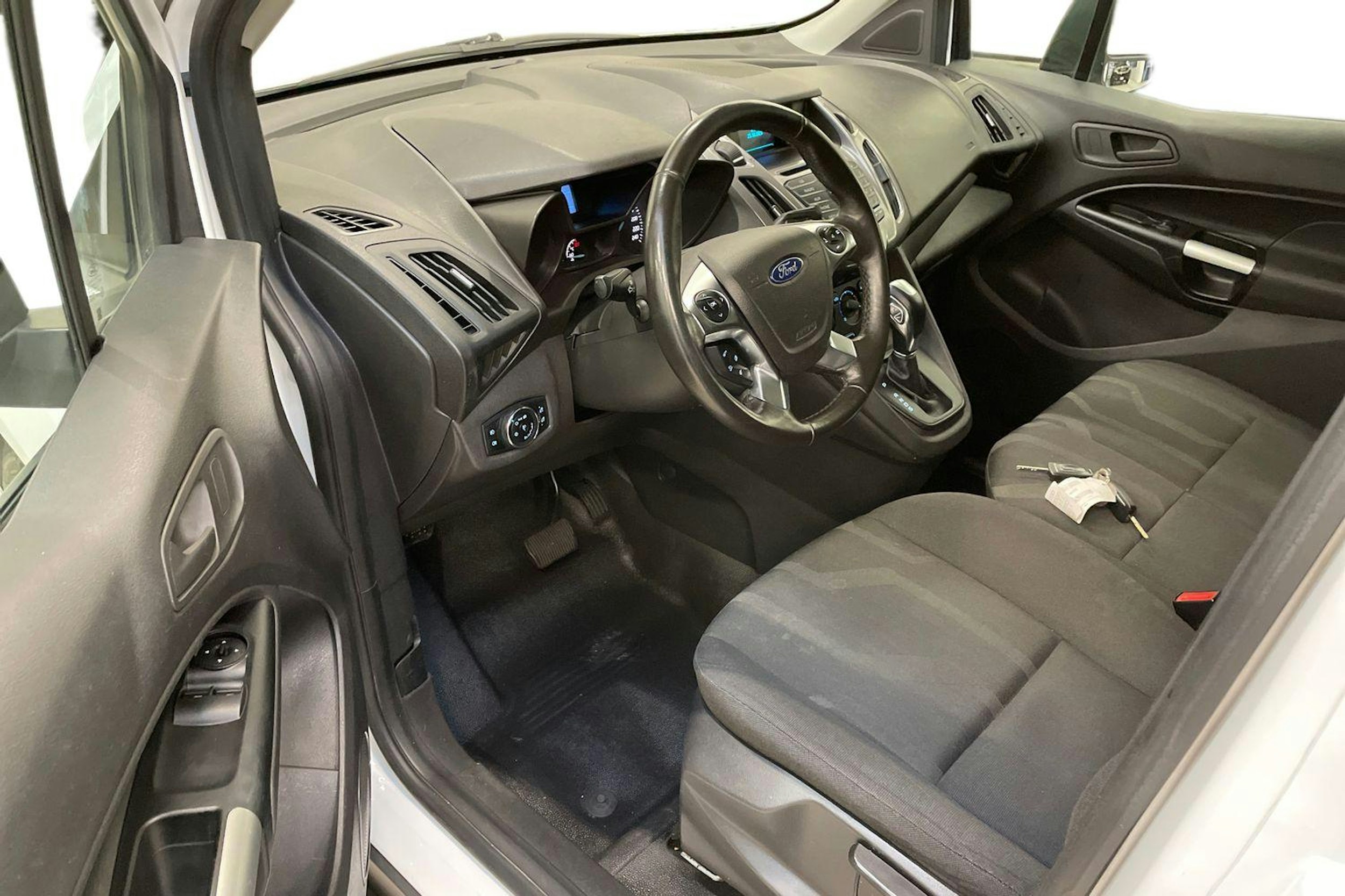 valkoinen Ford Transit Connect 2018 kuva 7.